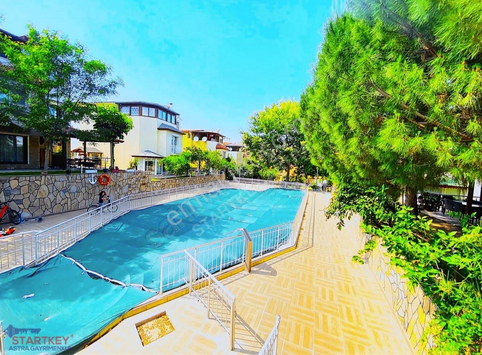 Manisa Zeytinliköy Sitesinde 6+1 Geniş Bahçeli Tripleks Villa