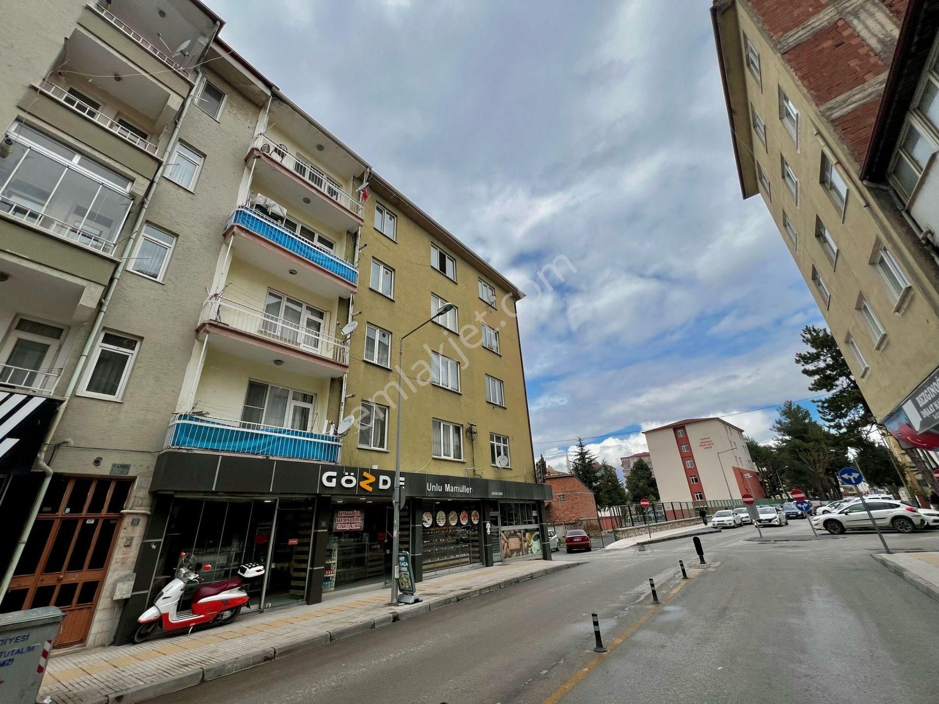Rens Gayrimenkul - Albayrak Cad. Üstünde Kiralık Geniş 2+1 Daire