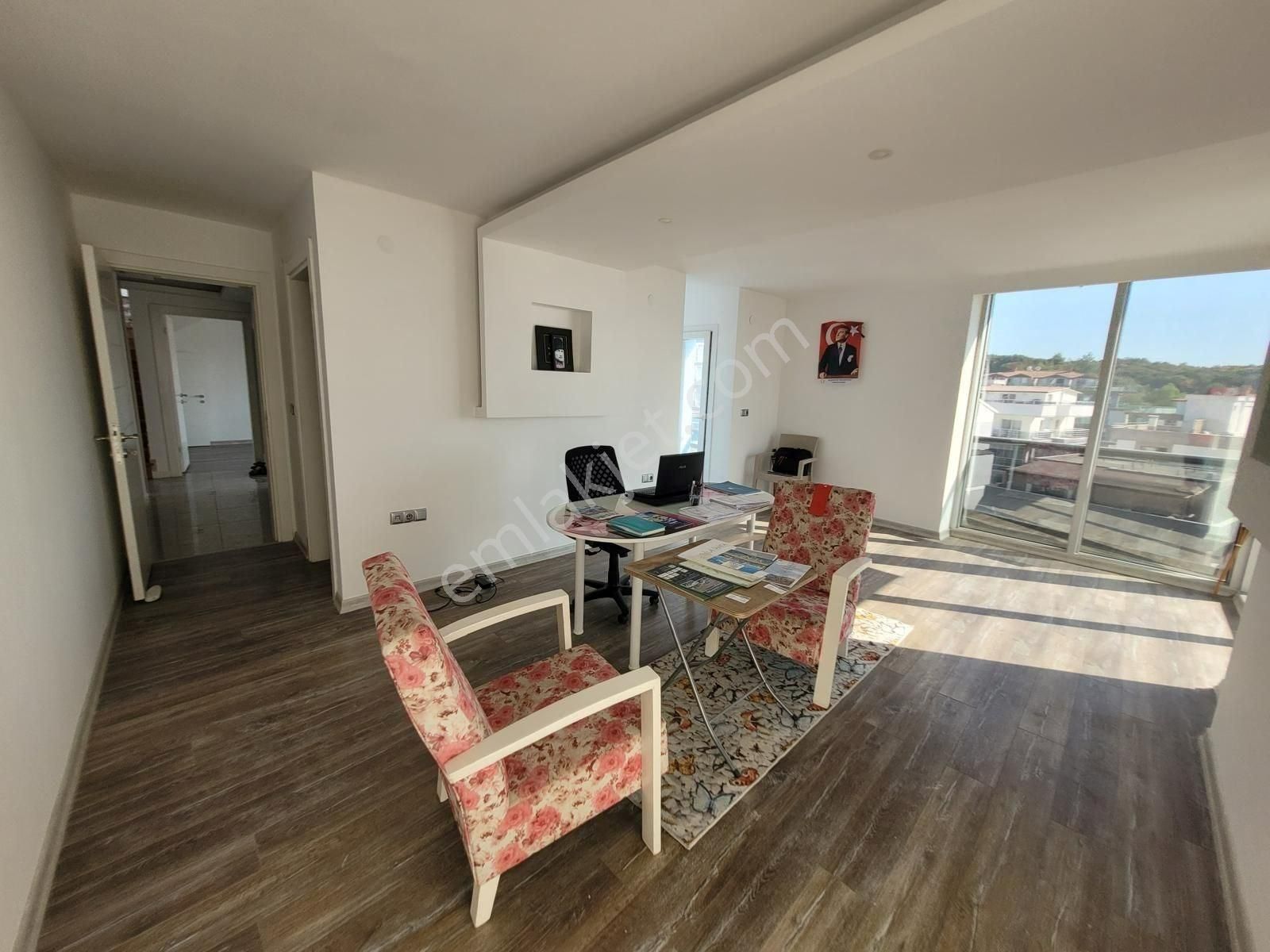 Kuşadasında Deniz Manzaralı Kiralık Geniş Çatı Dublex Daire