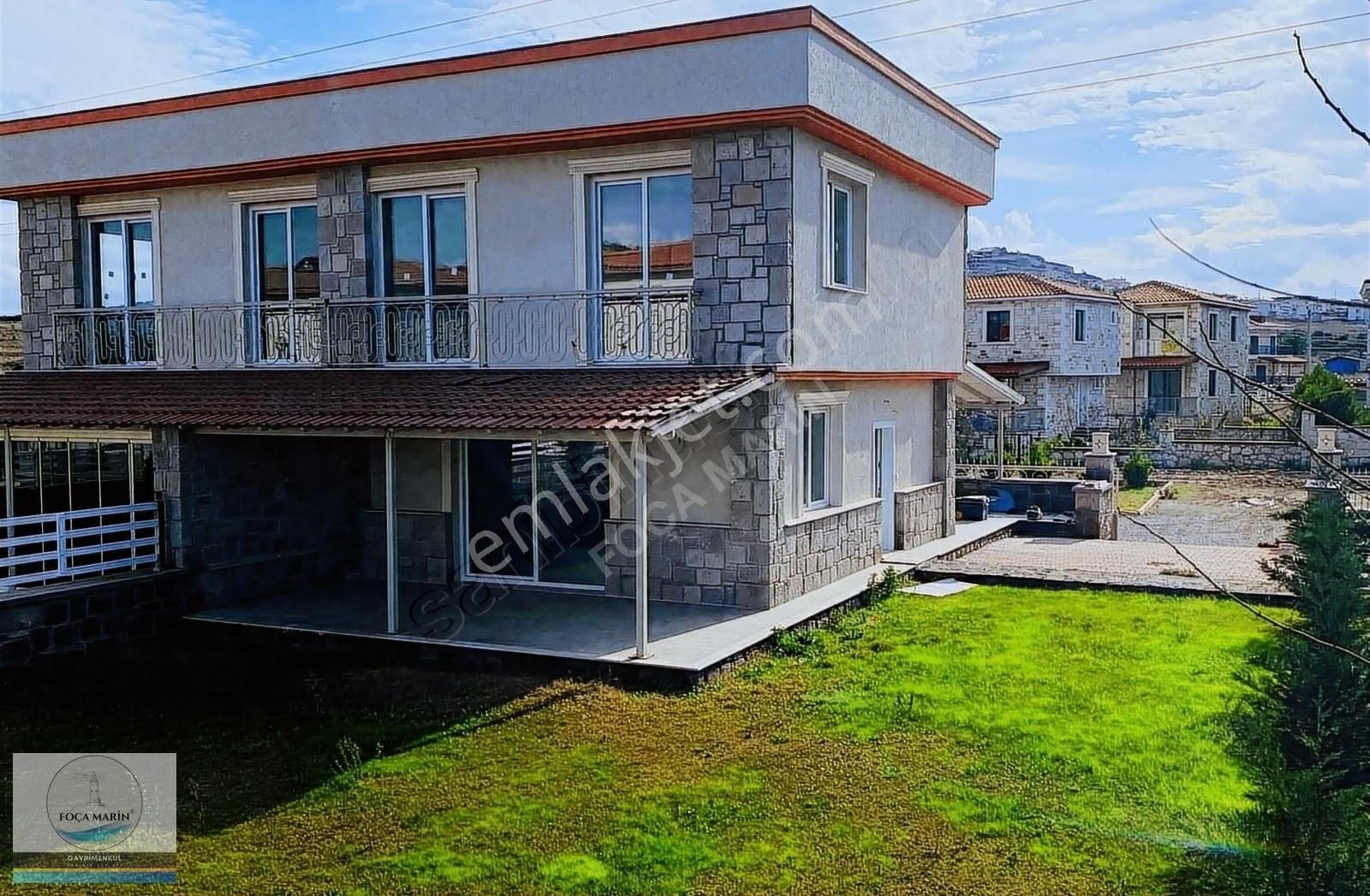 Foça'da 345 Metrekare Bahçe İçinde Sıfır 3+1 Dubleks Villa