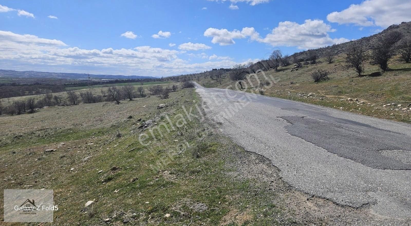 Eşme 'de Ana Yol Üzerinde Geniş Ve Verimli Tarla - Görsel 23