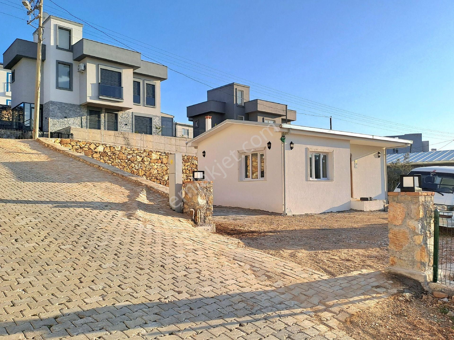 Selçuk Zeytinköy'de 379 M2 Arsa İçerisinde Sıfır Yapı Müstakil Ev