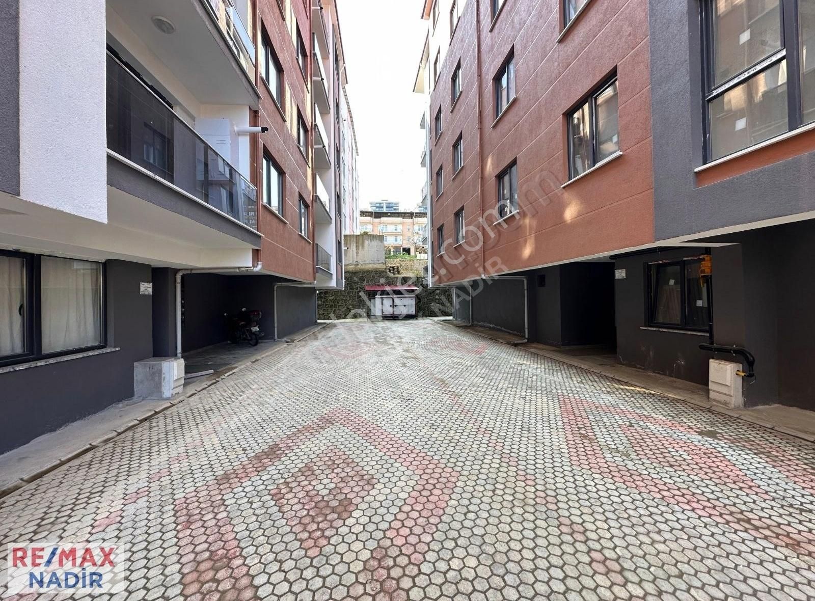 Remax Erikliman Bomonti Evlerinde Eşyalı 1+1 Oturuma Hazır
