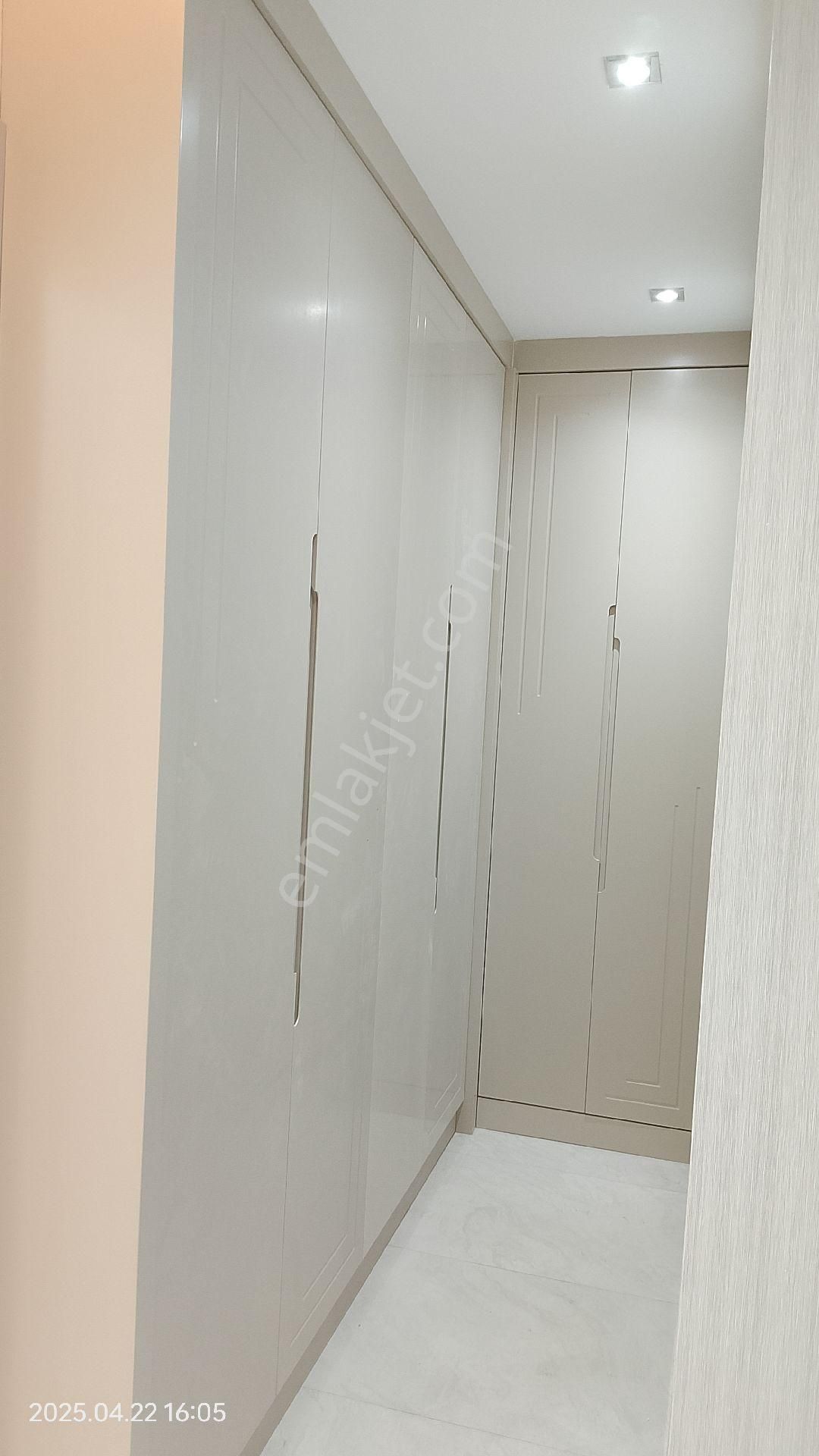 Çalışkandan Naz Bayrak Altı Cadde Üzeri