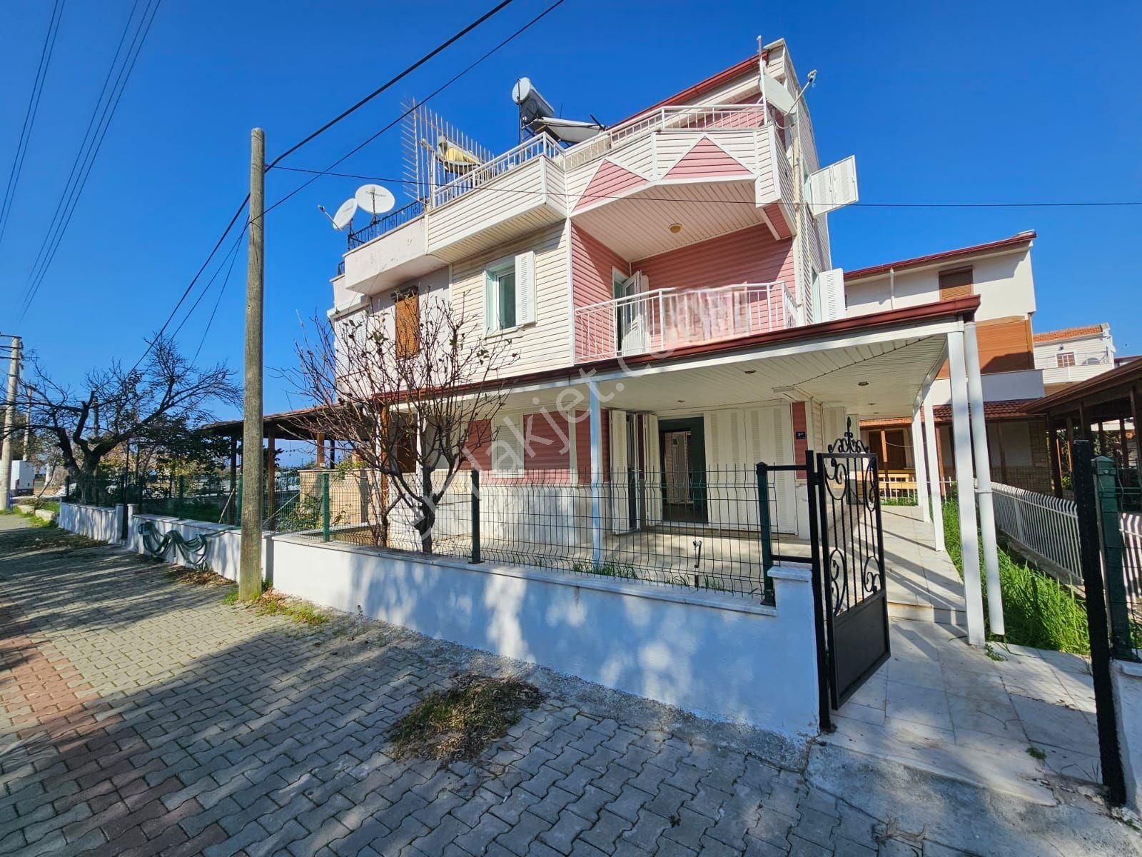 Kuşadasında Plaja 150 Mt. 4+1 Bahçeli Villa