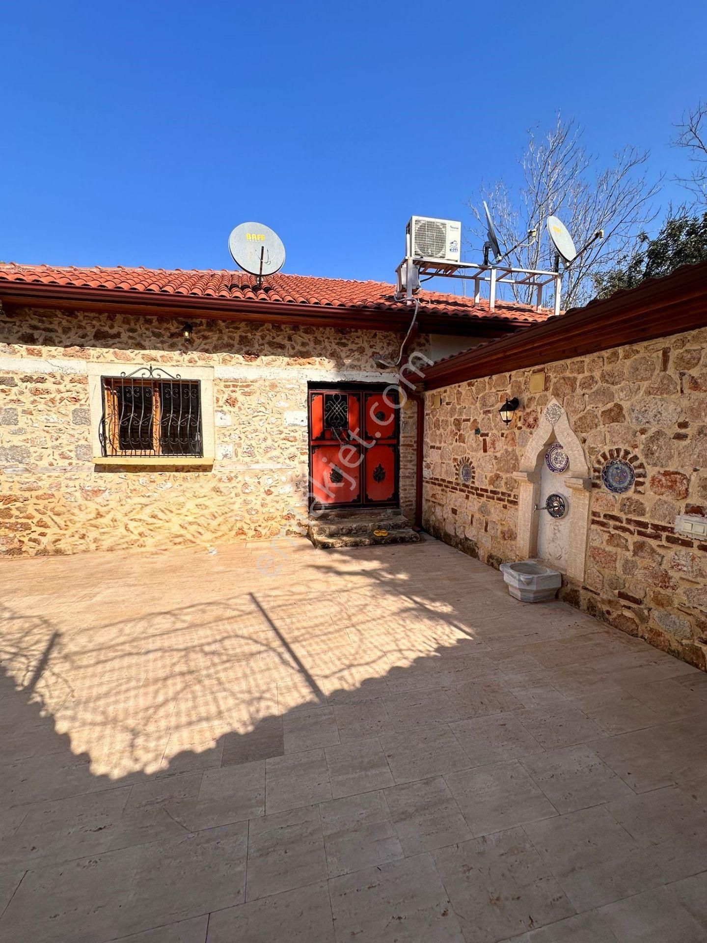 Kaleiçinde Lüks Yapılı 2+1 Villa - Görsel 4