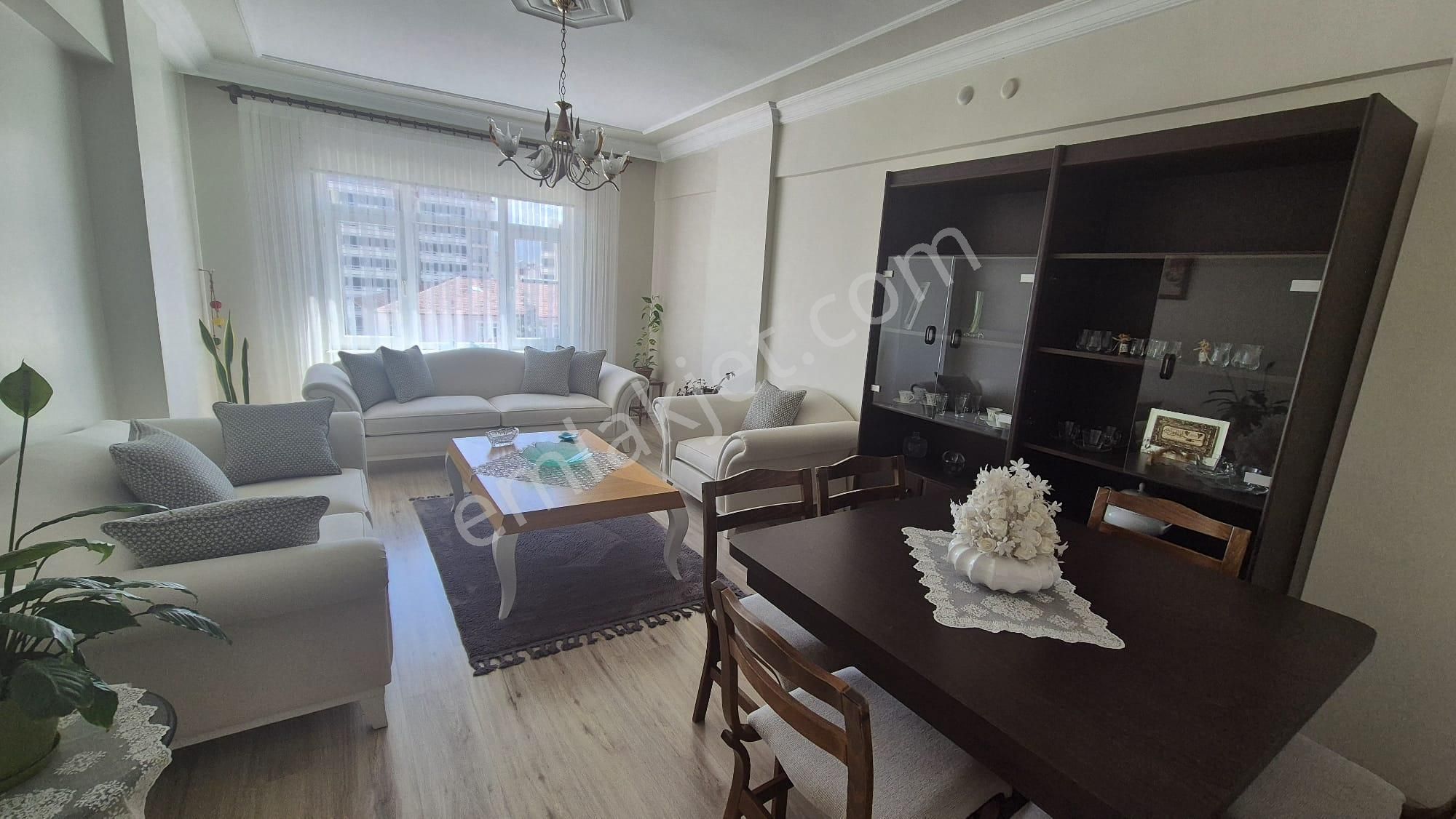 Karşıyaka İlkokulu Karşısında Bakımlı 3+1 Satılık Daire