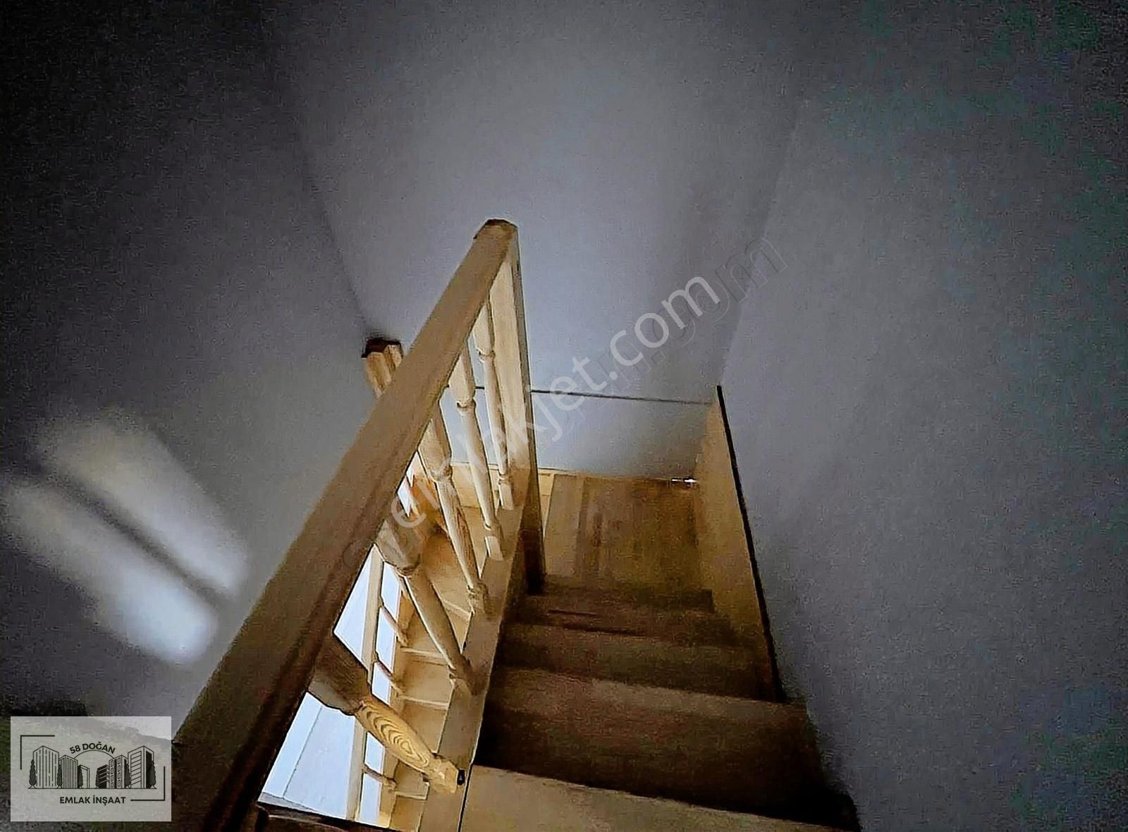 Sultanbeyli Petrol Yolu Caddesi Üzerinde Kiralık Çatı Dubleks