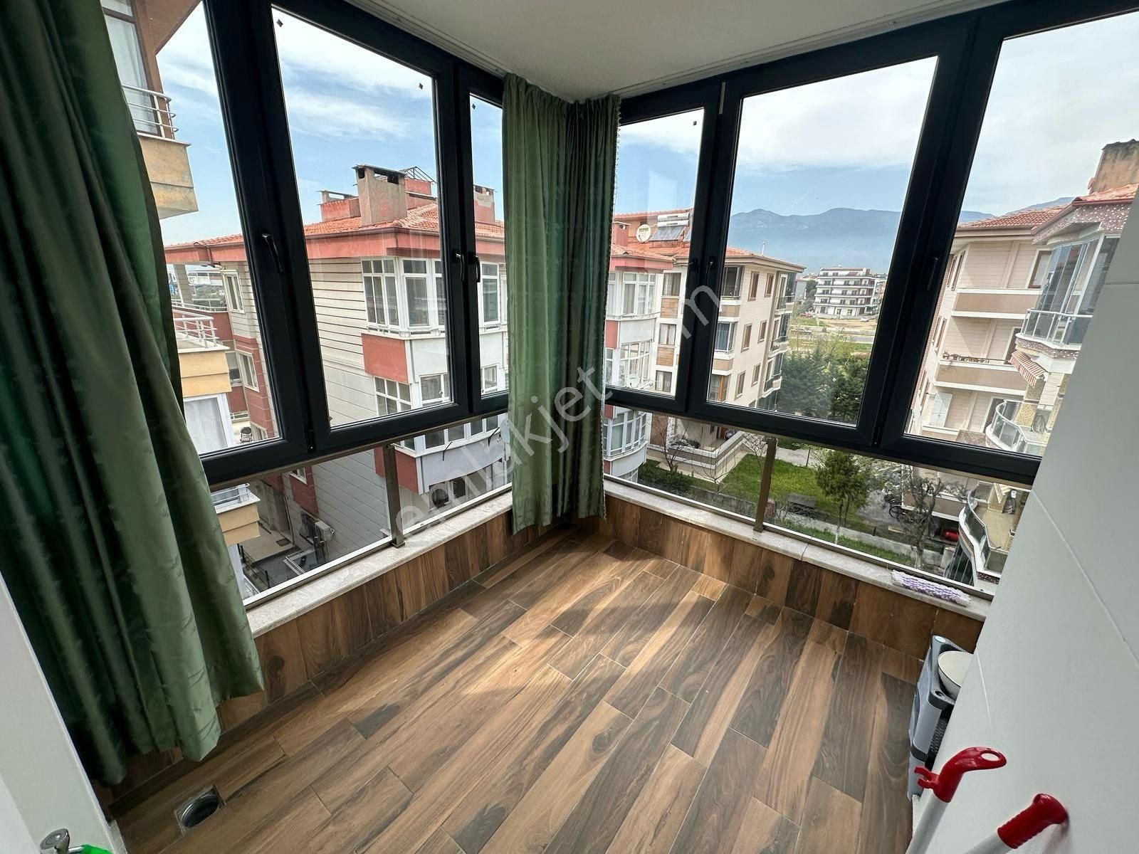 ꧁ay Emlak'tan꧂akçay Merkezde Muhteşem Konumlu Çift Balkonlu 5 Yaşında Satılık 1+1 Geniş Lüks Daire