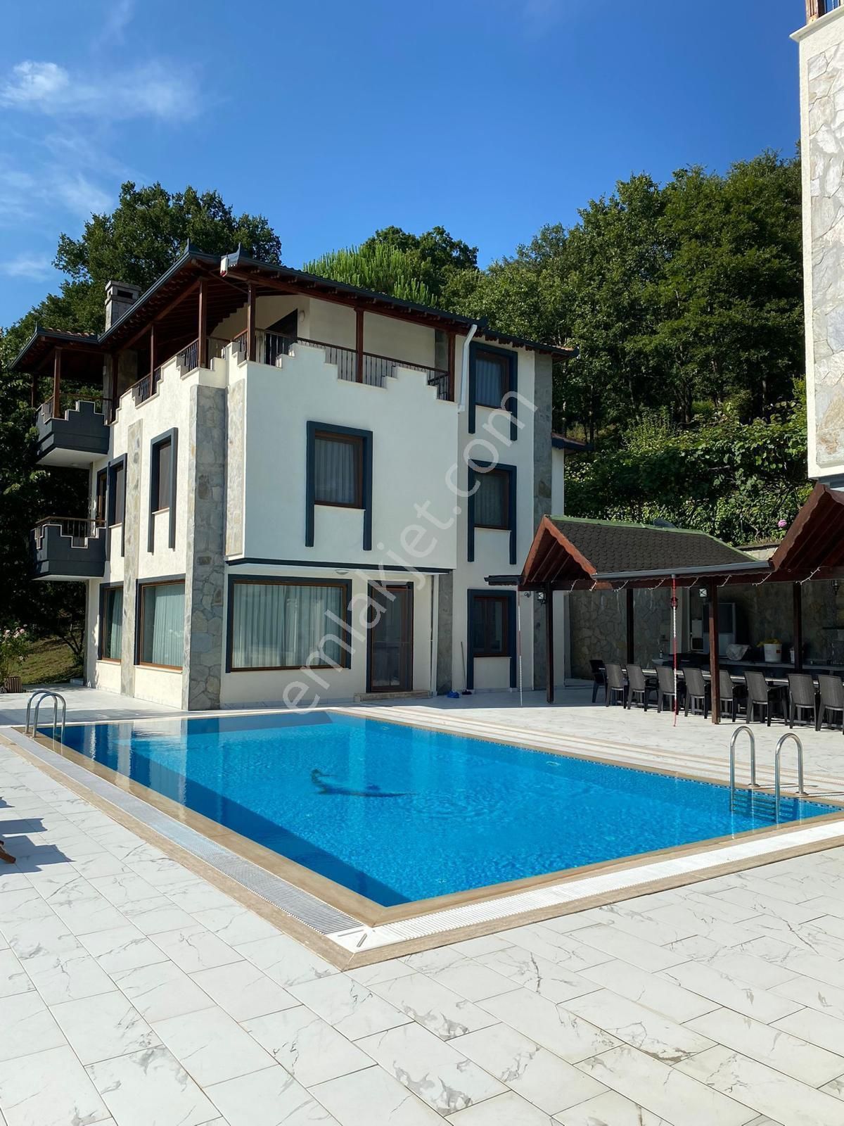 Kandıra Çalköyde Eşsiz Konumu İle Havuzlu (80 M³ ) Triplex Villa