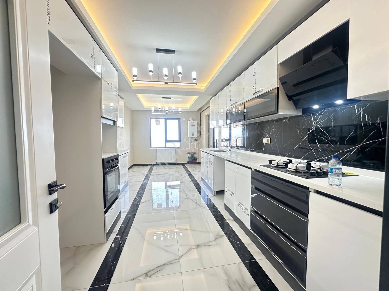 Engin Emlak'tan Satılık K.otopark'lı Manzaralı 4+1 Lüks Daire