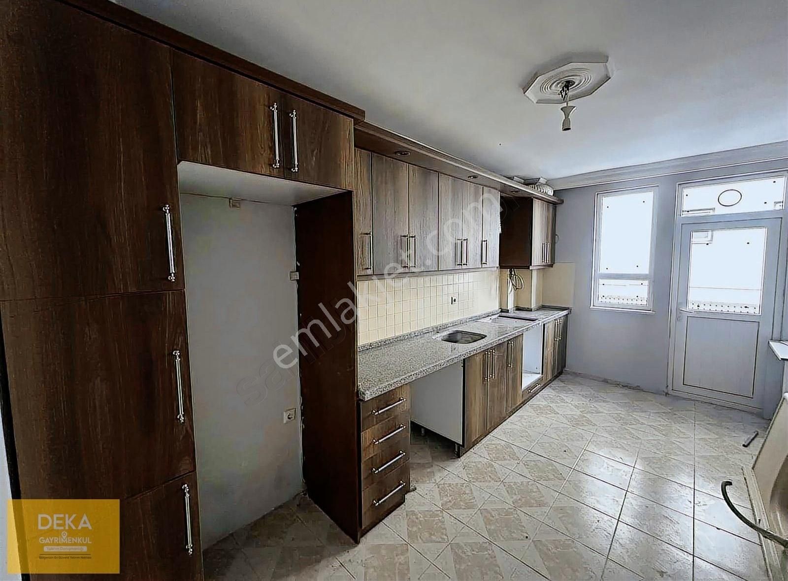 Deka Gayrimenkul'den Ömürevleri Anayola Cephe Kiralık 3+1 Yapılı