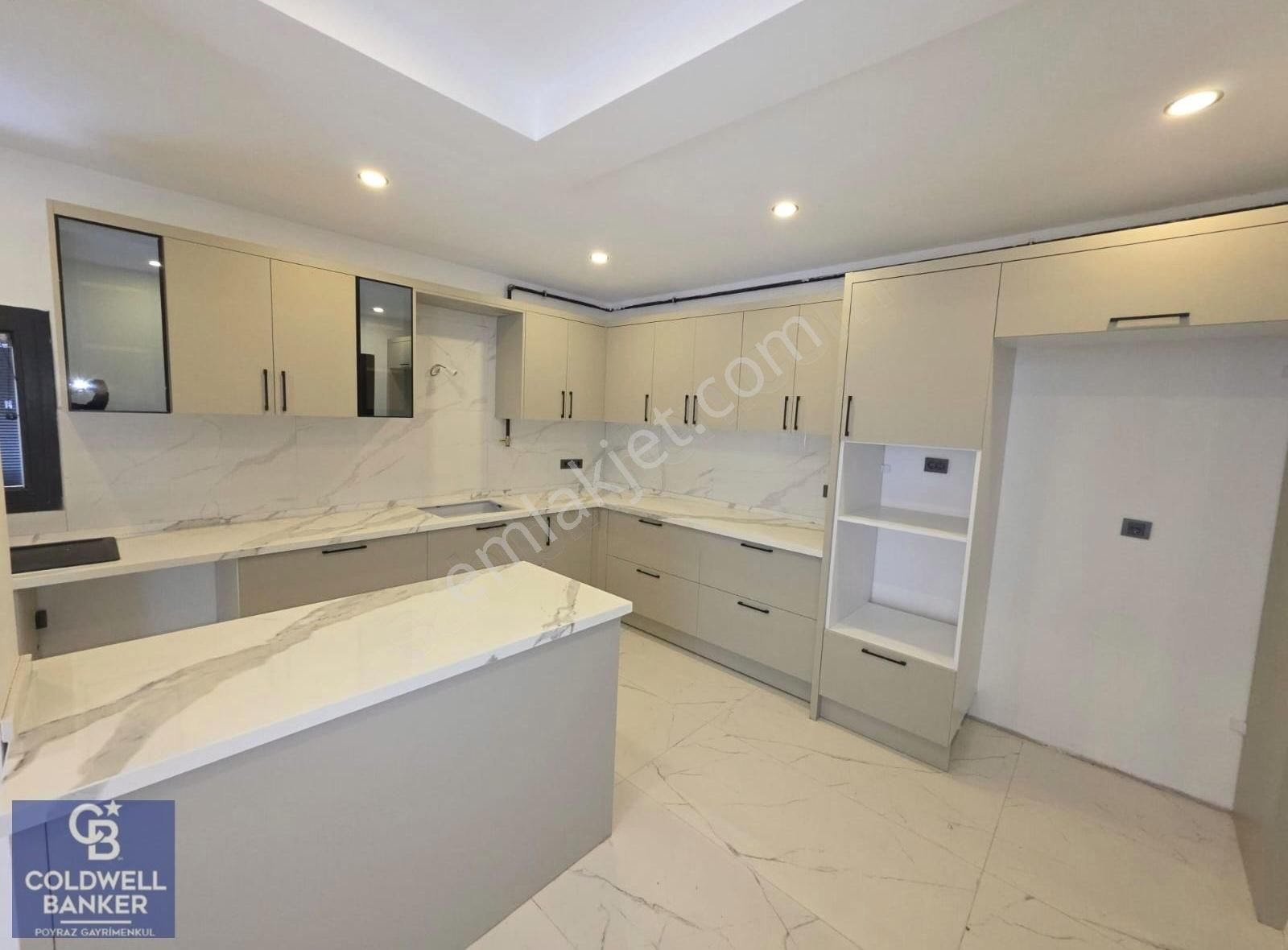 Menderes Coldwell Banker'dan 4+1 250 M2 Triplex Villa