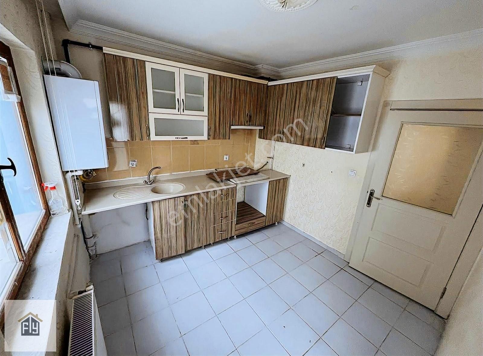 F&y Emlak'tan Karapürçek Salı Pazar Yakını 3+1 1.kat Kiralık !!!