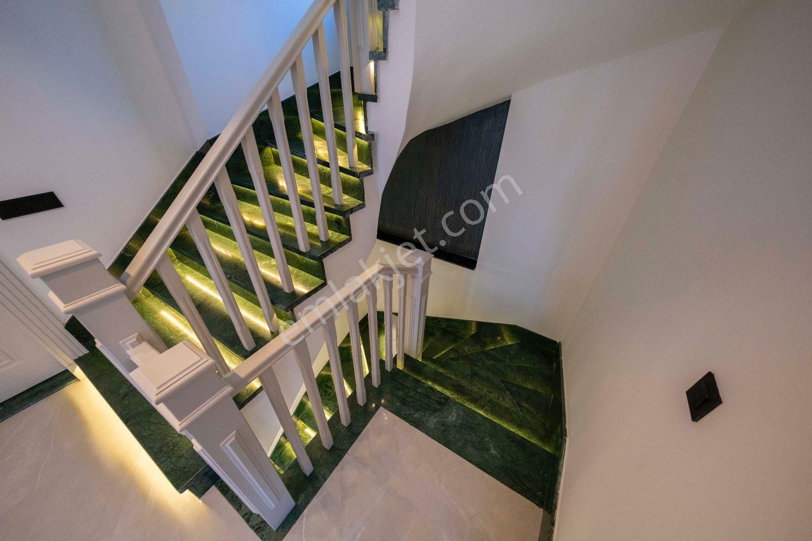 Altınoluk'ta Satılık Özel Yapım Süper Lüks Villa - Görsel 24