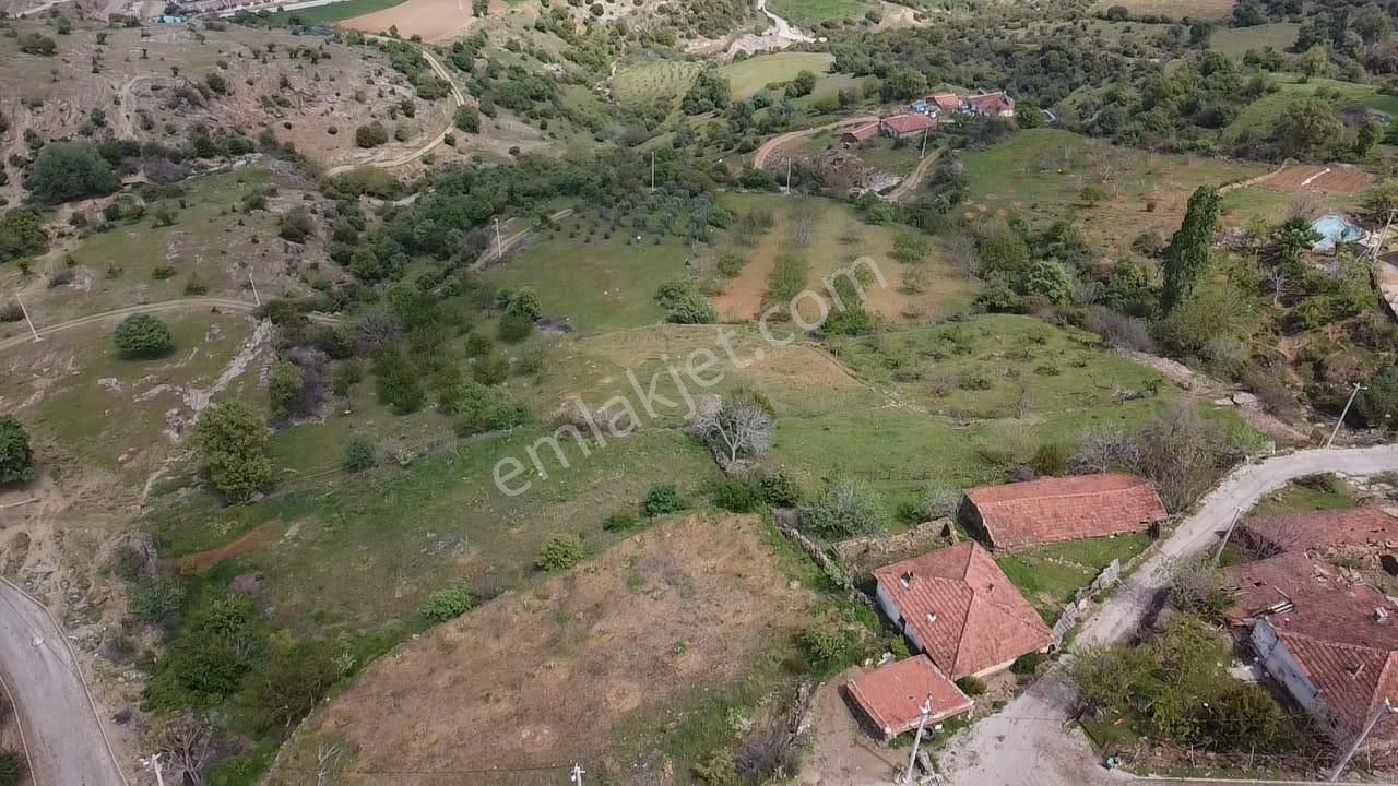 Salihli Çelikli Mah.de İçinde Evi Ve Ahırı Olan 11 Dönüm Satılık Tarla