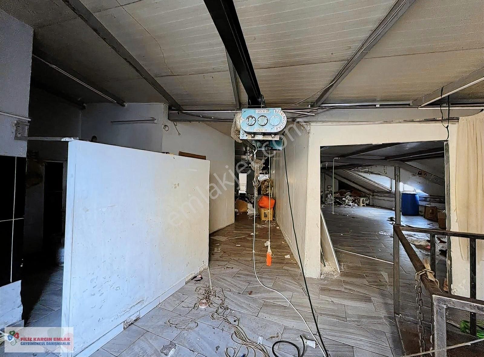 Bağcılar Merkez Mahallesinde Calaskarlı 600m2 Kiralık Atölye