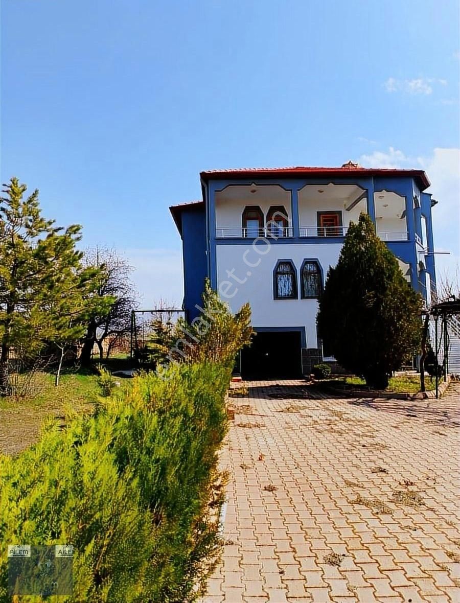 Turan'da Satılık 3 Katlı Villa