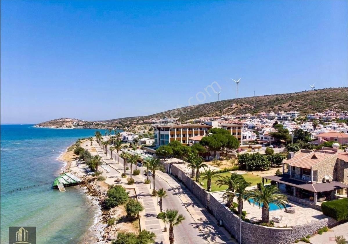 Çeşme Çiftlikköy'de 6+2 Denize Sıfır Triblex Havuzlu,şömineli Satılık Villa