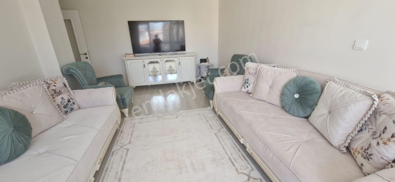 Afyon Tezcan Emlaktan Mareşal Fevzi Çakmak Mahallesinde 3+1 Daire