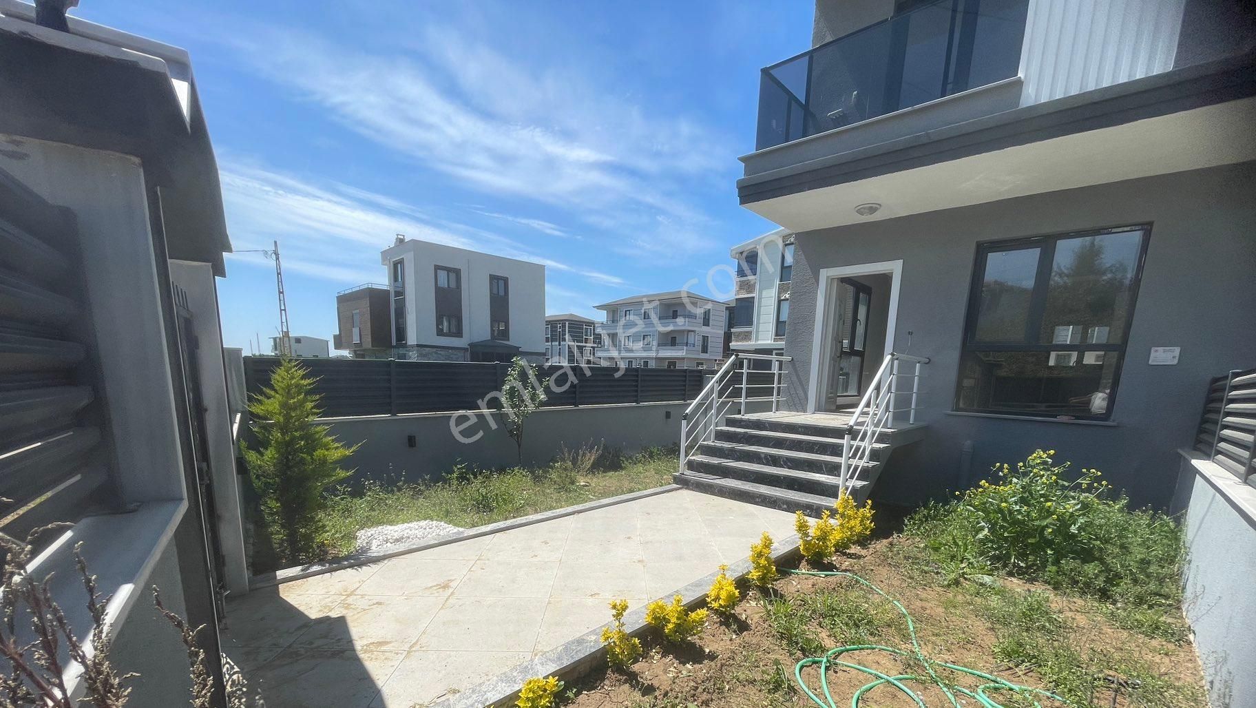 //kassel Yapı// Cadde Üzeri Yola 100mt 4+1 Villa