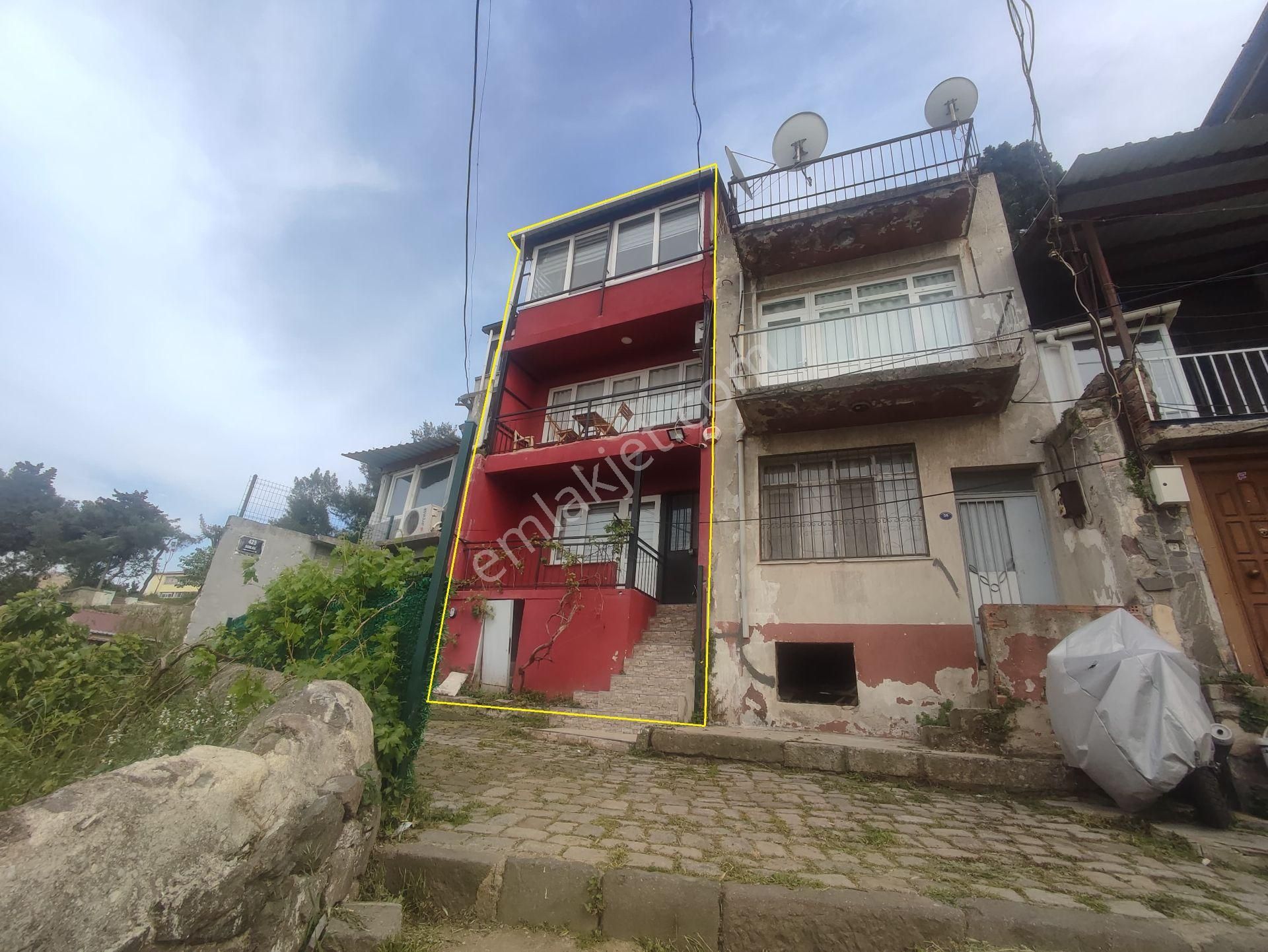 İzmir'in Merkezinde Deniz Manzaralı 3 Katlı Komple Satılık Bina