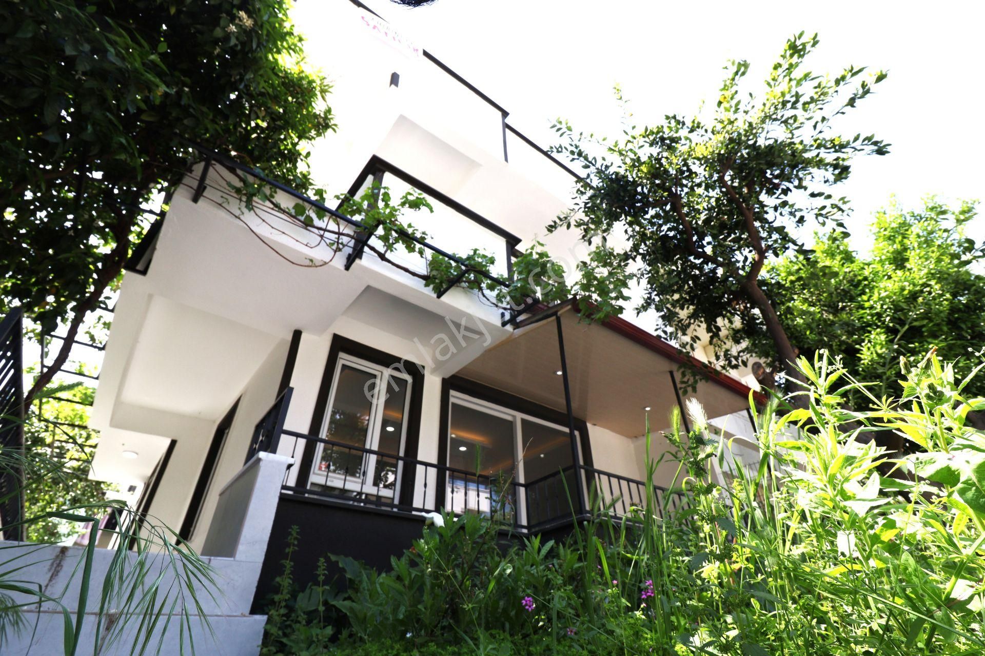 Akçay'da Geniş Bahçe Kullanımlı Çift Teraslı Masrafsız Kaçırılmaz Fırsat 6+1 Satılık Mustakil Villa