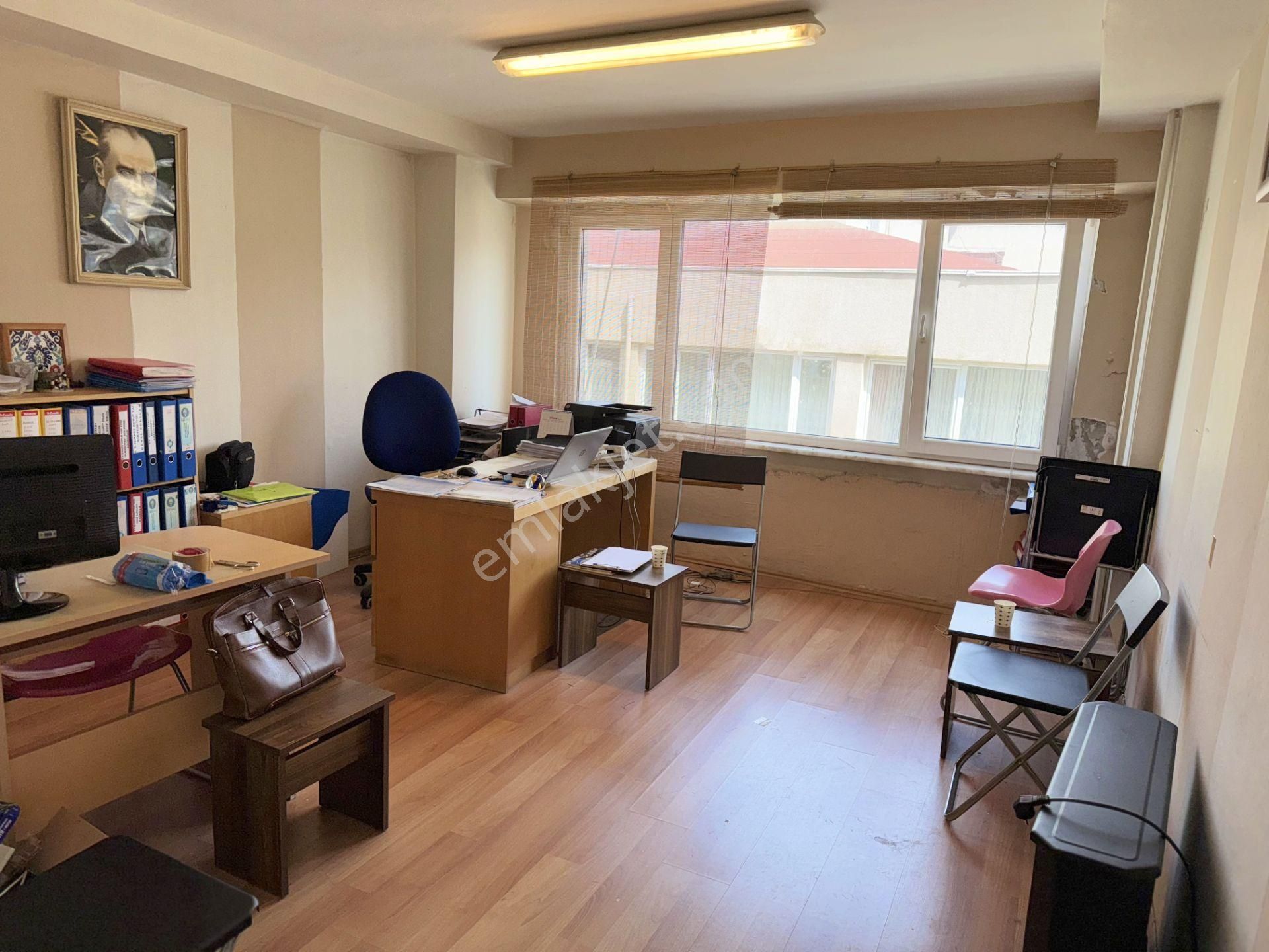Teşvikiye Fırın Sokakta Asansörlü Köşe Binada 30m2 Aydınlık Ofis
