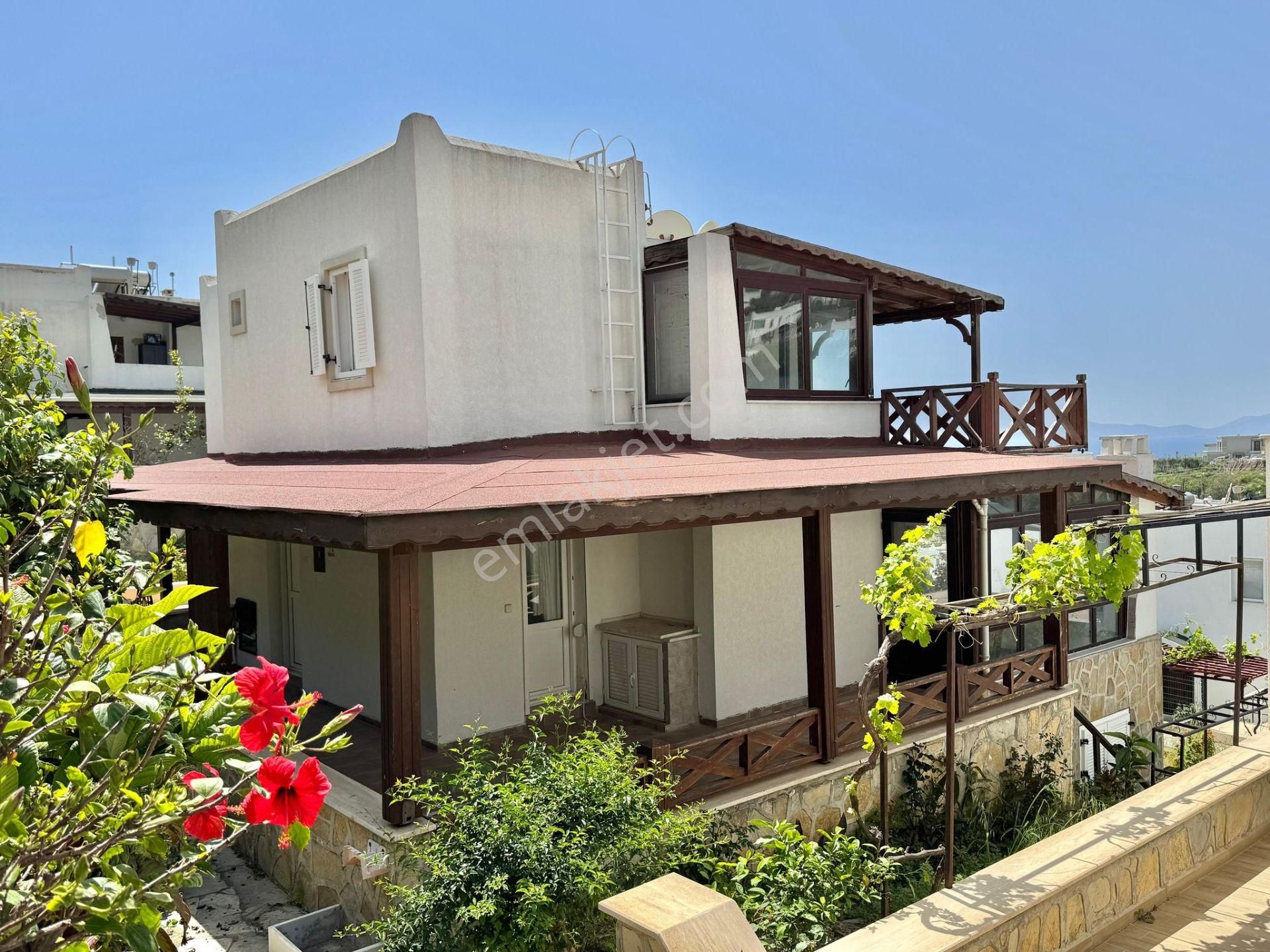 Özel Plajlı Sitede Tadilata Uygun 4+1 İkiz Villa