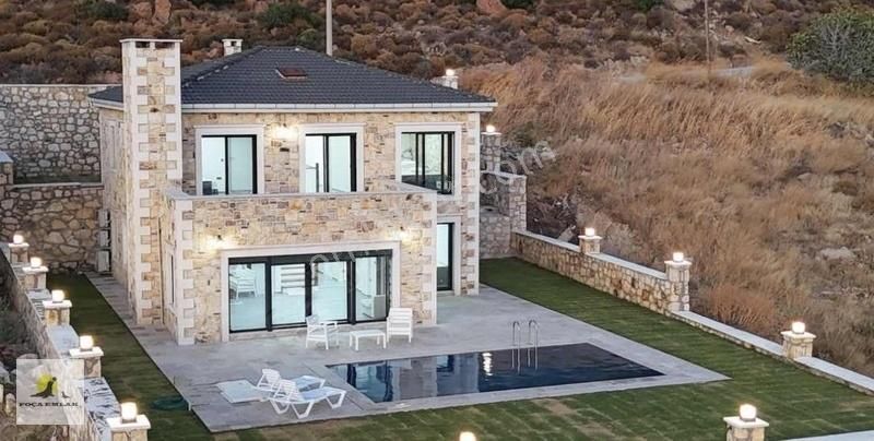 Foçaköy De Satılık Tam Müstakil Havuzlu 6+1 Taş Villa