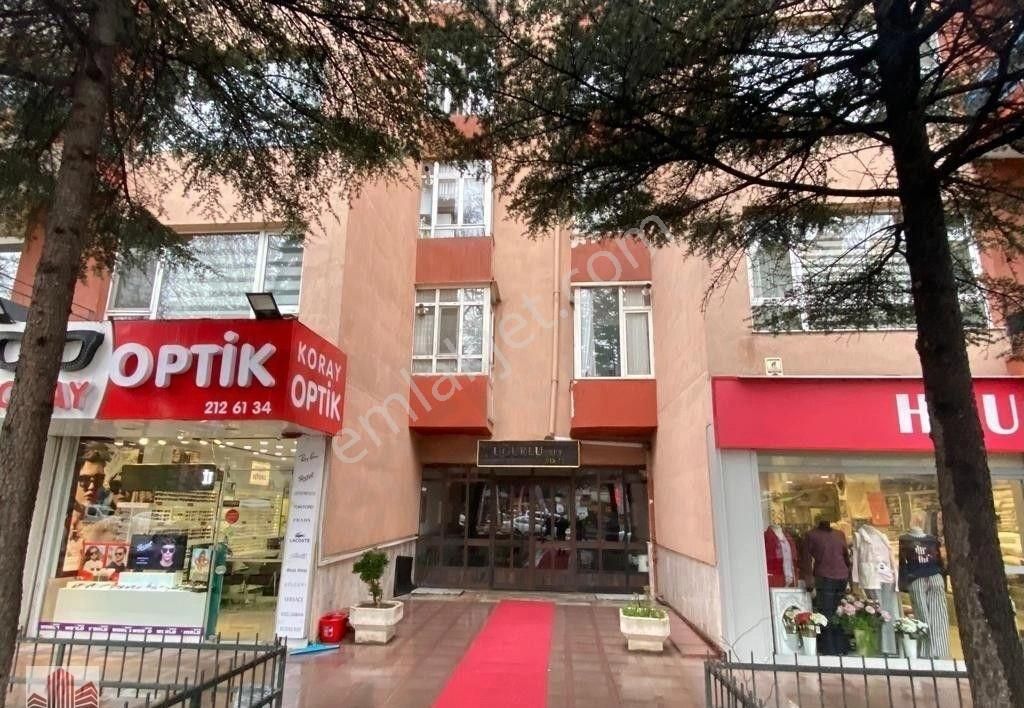 Kuttaş'tan Bahçelide 4+1 7.cadde Üzerinde Y Giriş 150 M2 İçi Bakımlı Metro Yakını