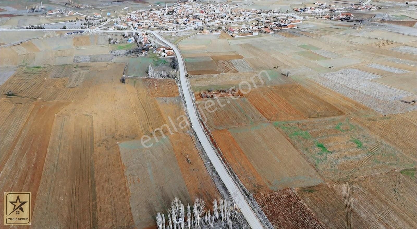 Asfalt Kenarı Köye 230 Metre,imara 2 Tarla Uzaklıkta Arazi