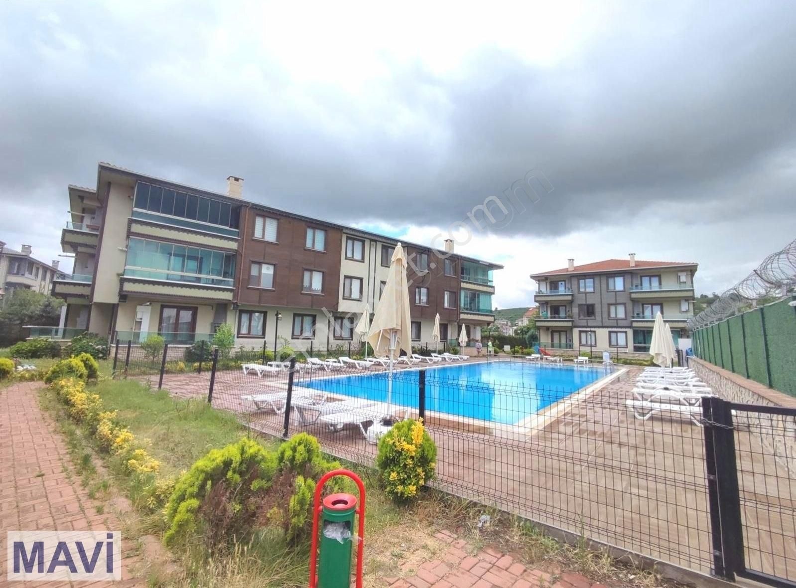 Aziziye'de Havuzlu Kombi Petekli Cam Balkonlu Eşyalı Arakatdaire