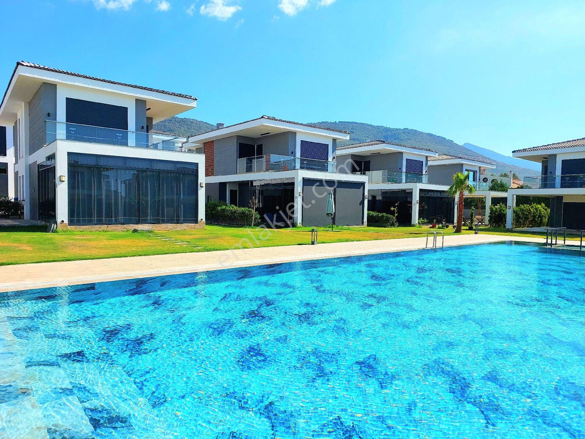 Kuşadasında Havuzlu Sitede Özel Otoparklı Tek Müstakil Sıfır Villa