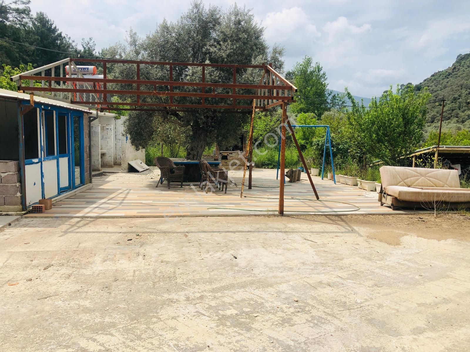 Meydan Gayrimenkul 'den Muğla Milas Karahayıt'da İçerisinde Ev Olan Zeytinlik!
