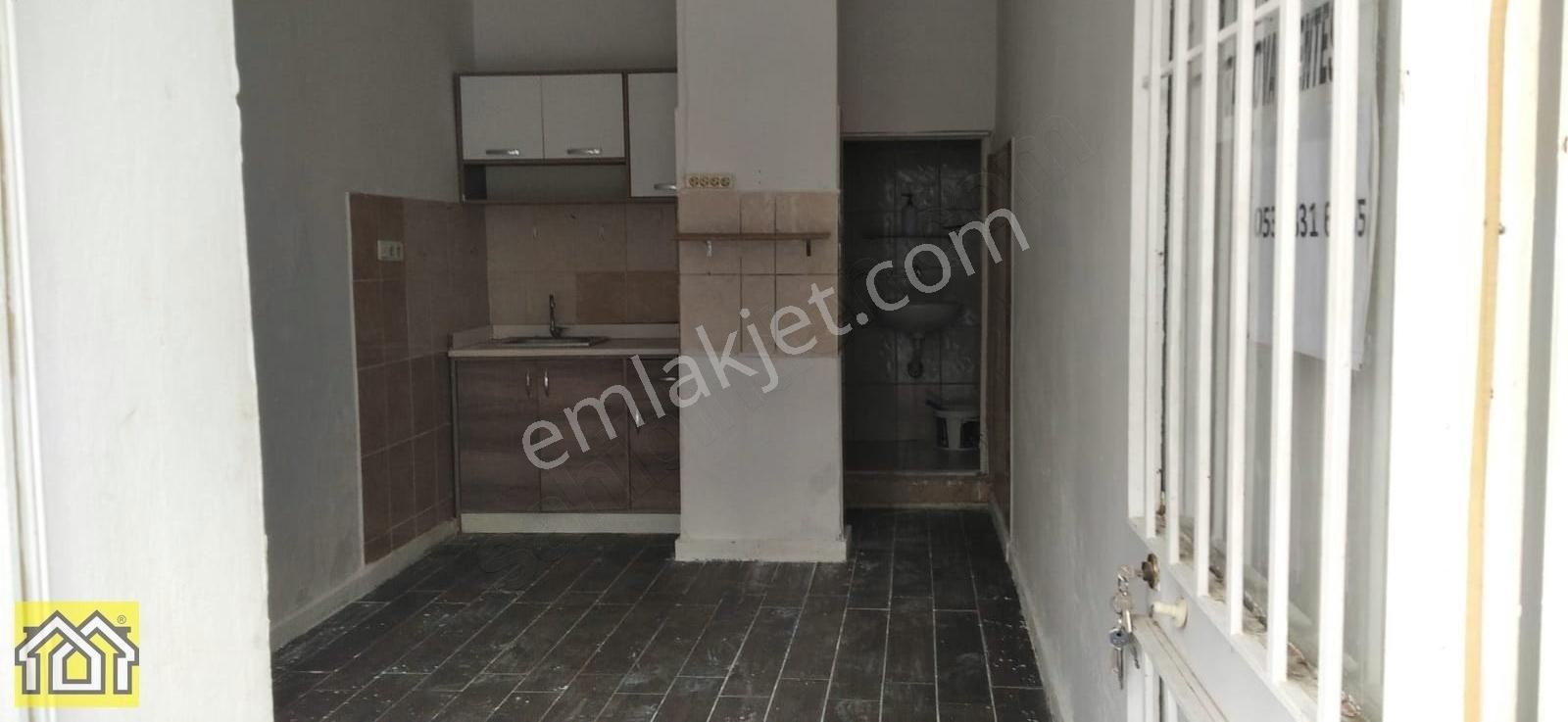 Balçova Agora Avm Karşı Sokağında Kiralık Dükkan