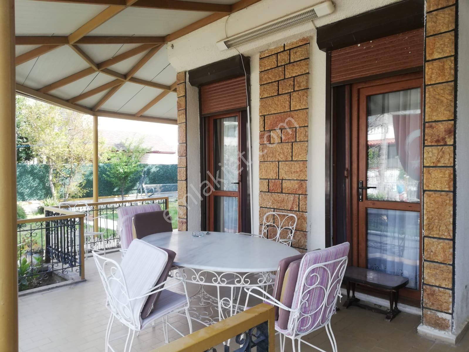 Kaptan Gayrimenkul'den Burhaniye'de Denize 300 Metre Mesafede Kiralık Eşyalı Villa