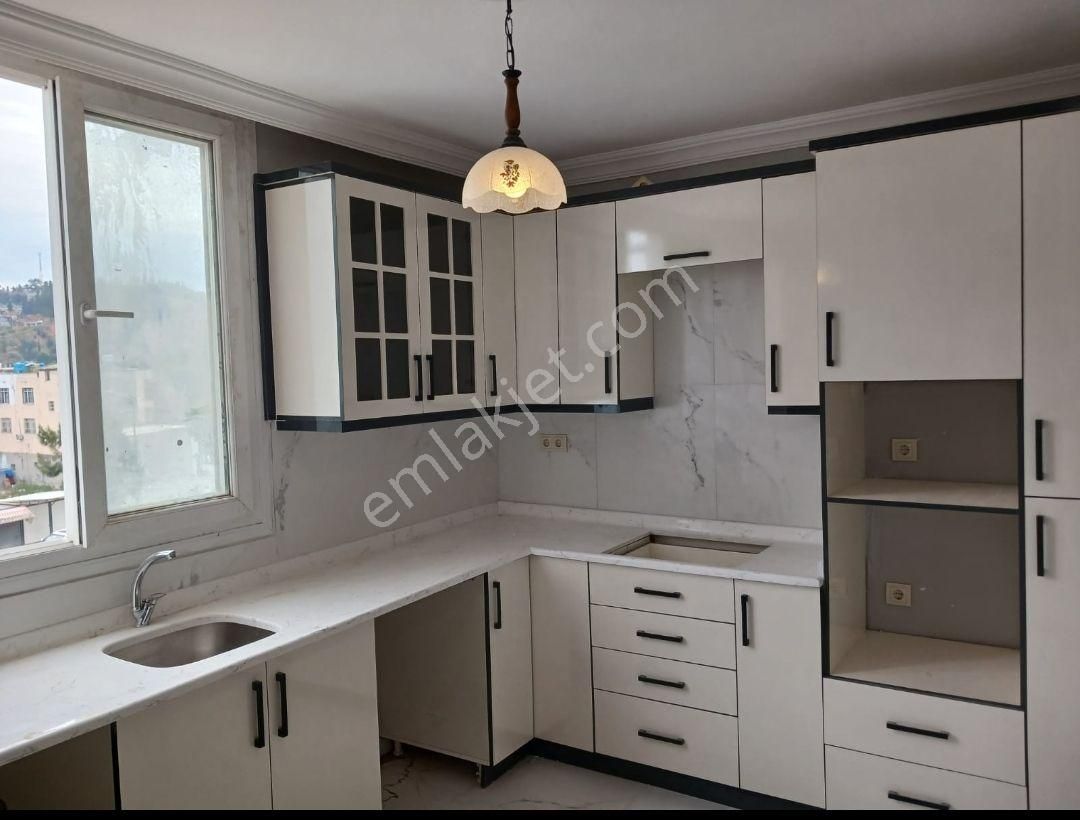 Pınarbaşı Mahallesinde Komple Bakımlı Satılık E+1 Daire