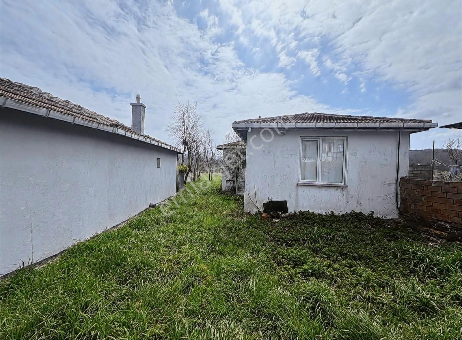 Çatalca Başakköy Merkezde İçerisinde 2+1 Ev Bulunan 3321 M2 Arsa
