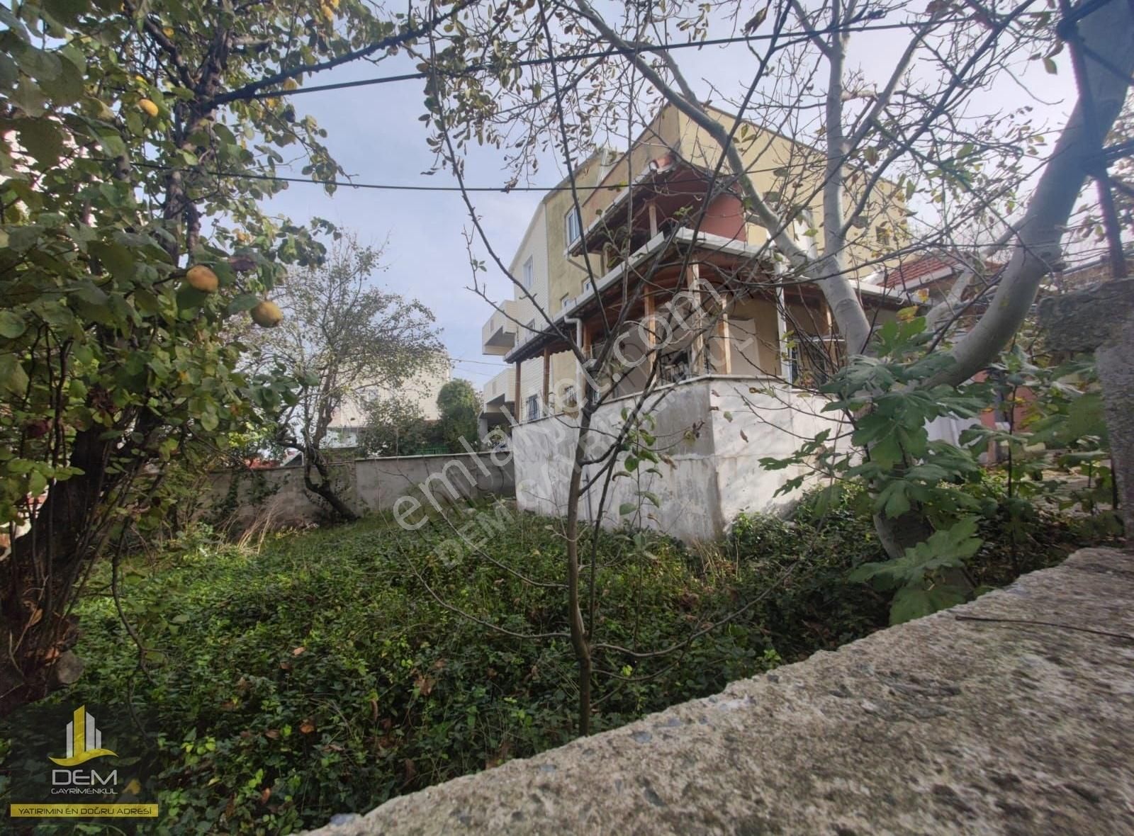 Arnavutköy Yeniköyde Deniz Manzaralı Üç Katlı Yazlık