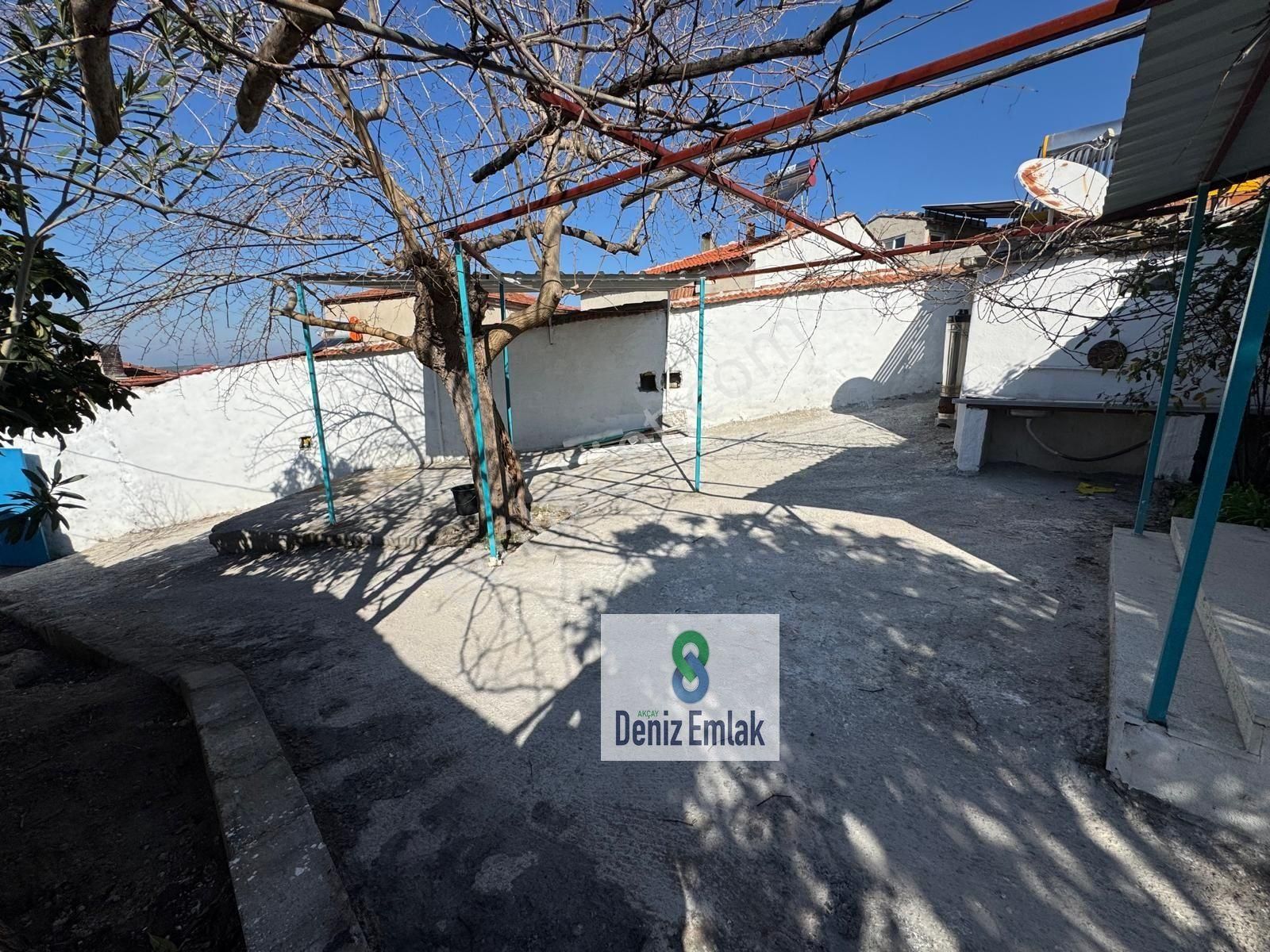 Denizden Burhaniye Bahadınlıda 450 M2 Arsa İçinde Satılık 2+1 Köy Evi.