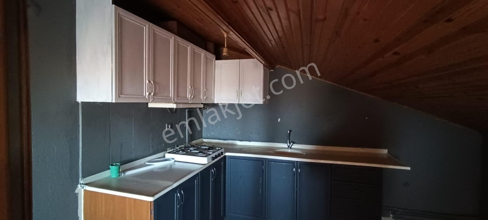 Ender Uysal Gayrimenkulden Kampüste Kiralık 3+1 Eşyalı Çatıkatı..