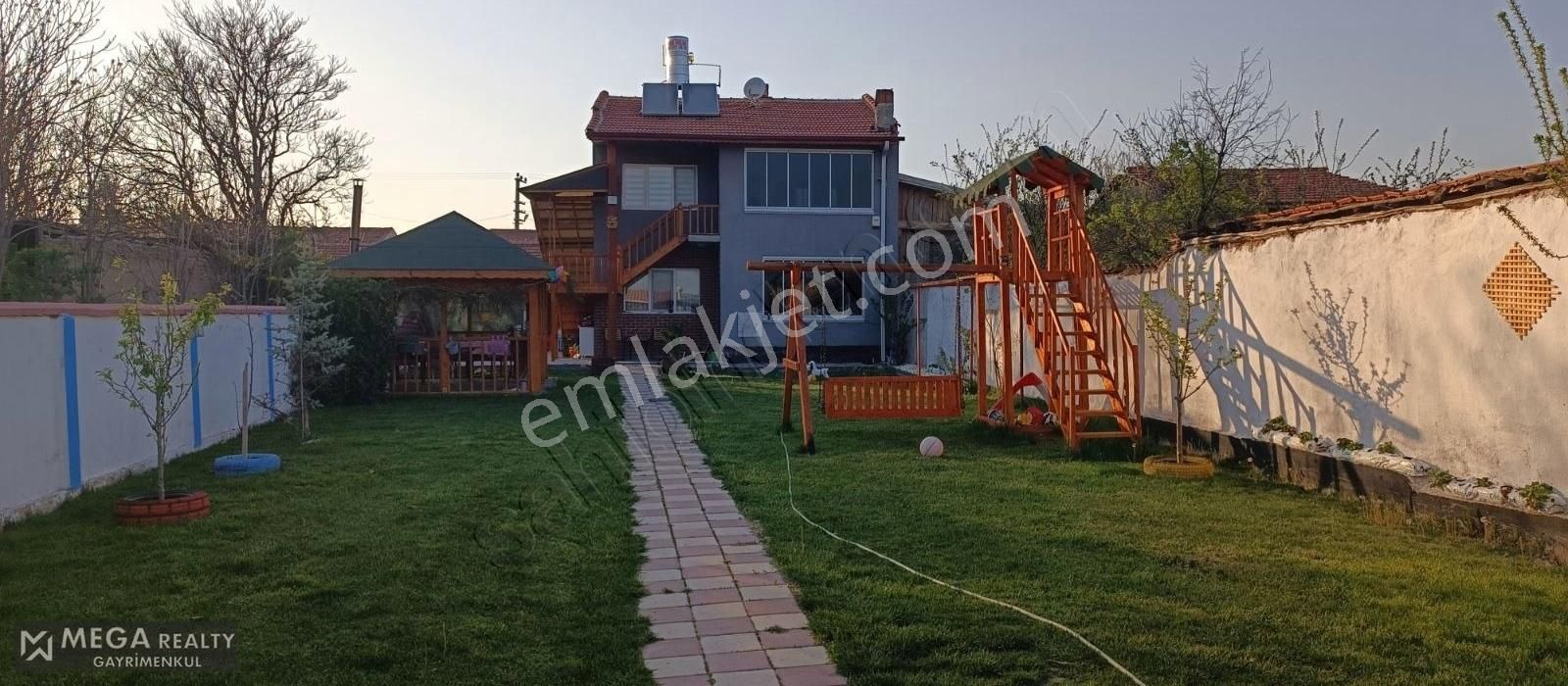 Mega Realty Gayrimenkul'den Köy İçi Ev Ve Bahçesi