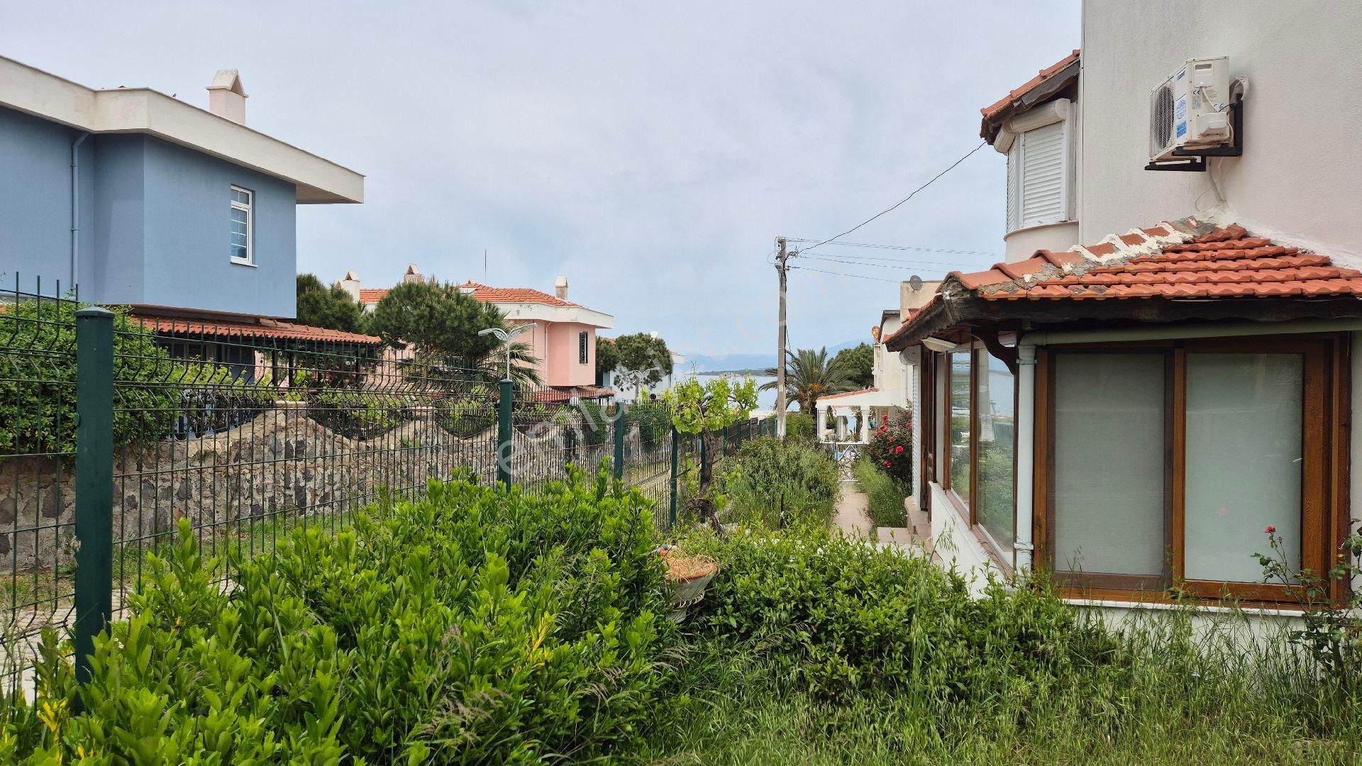 Özgün Gm'den - Çeşme Burcu Sitesinde - Deniz Manzaralı - Sezonluk Kiralık 2+1 Dubleks Villa