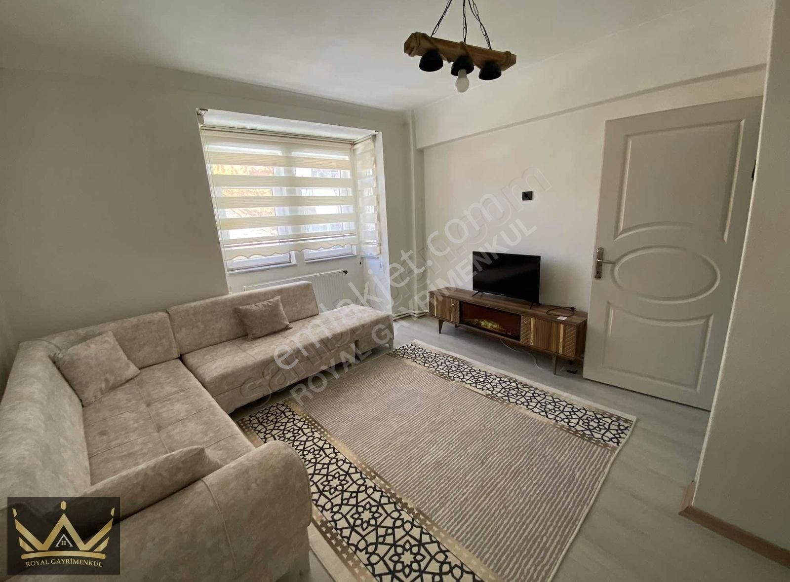 Royal'den Kıbrıs Caddesinde Mutfak Ayrı Kiralık 1+1 Geniş Daire