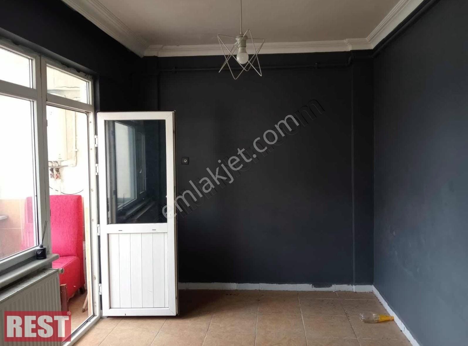 Cadde Üzerinde Kelepir 2+1 Acil Satılık