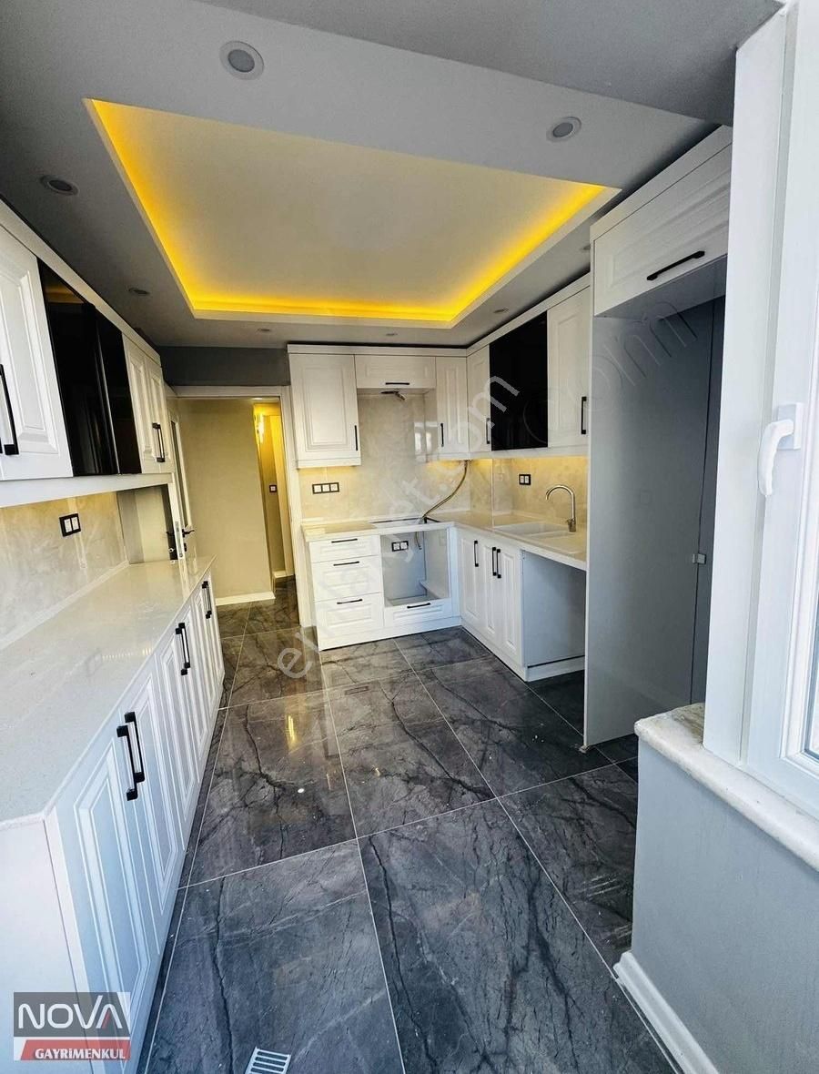 Doğu Caddesi Üzerinde 3+1 130m2 Köşe Asansörlü Satılık Daire