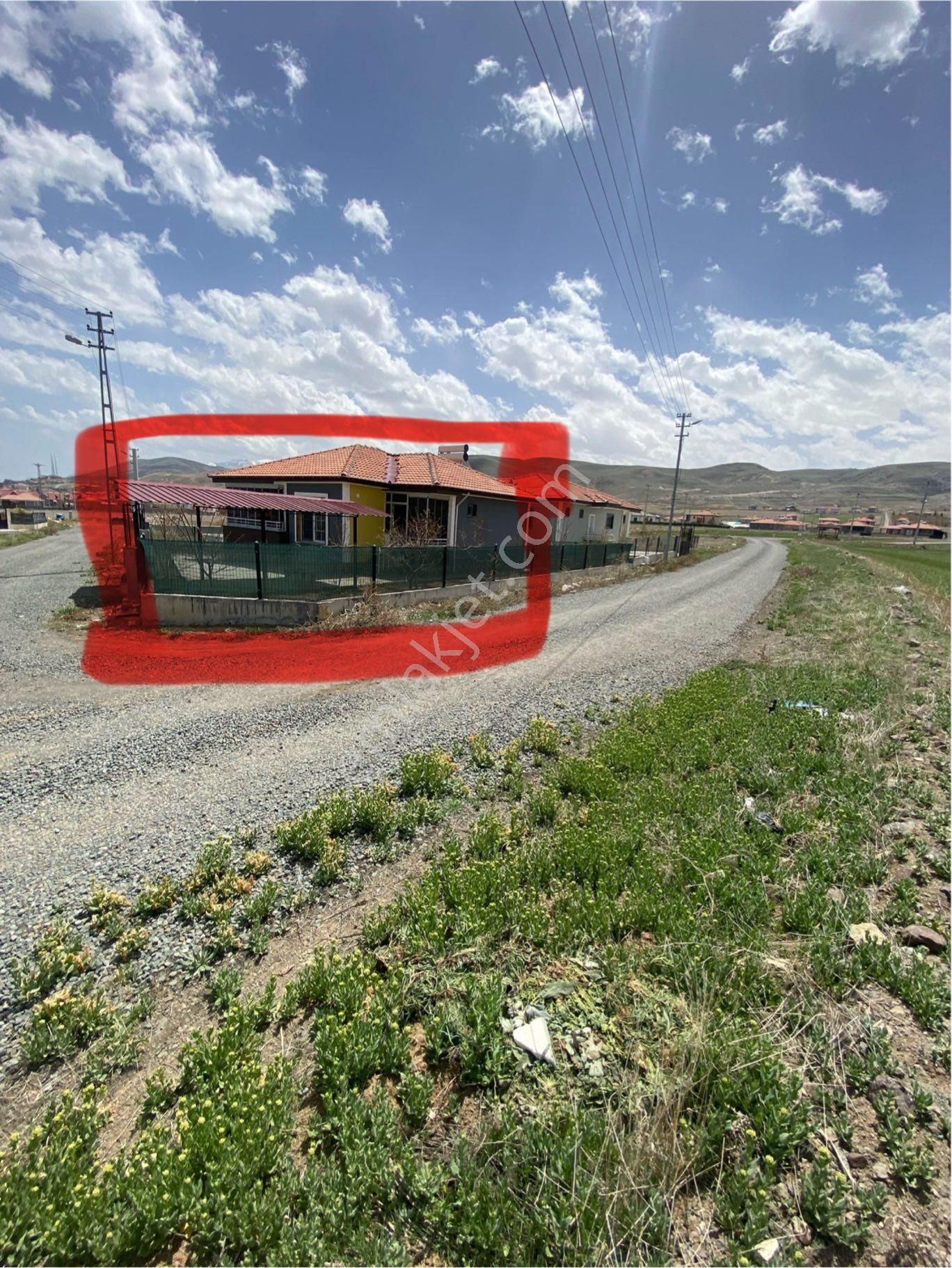 Ulukışla Kemalpaşa Acıpınar Yol Kenarı Ev
