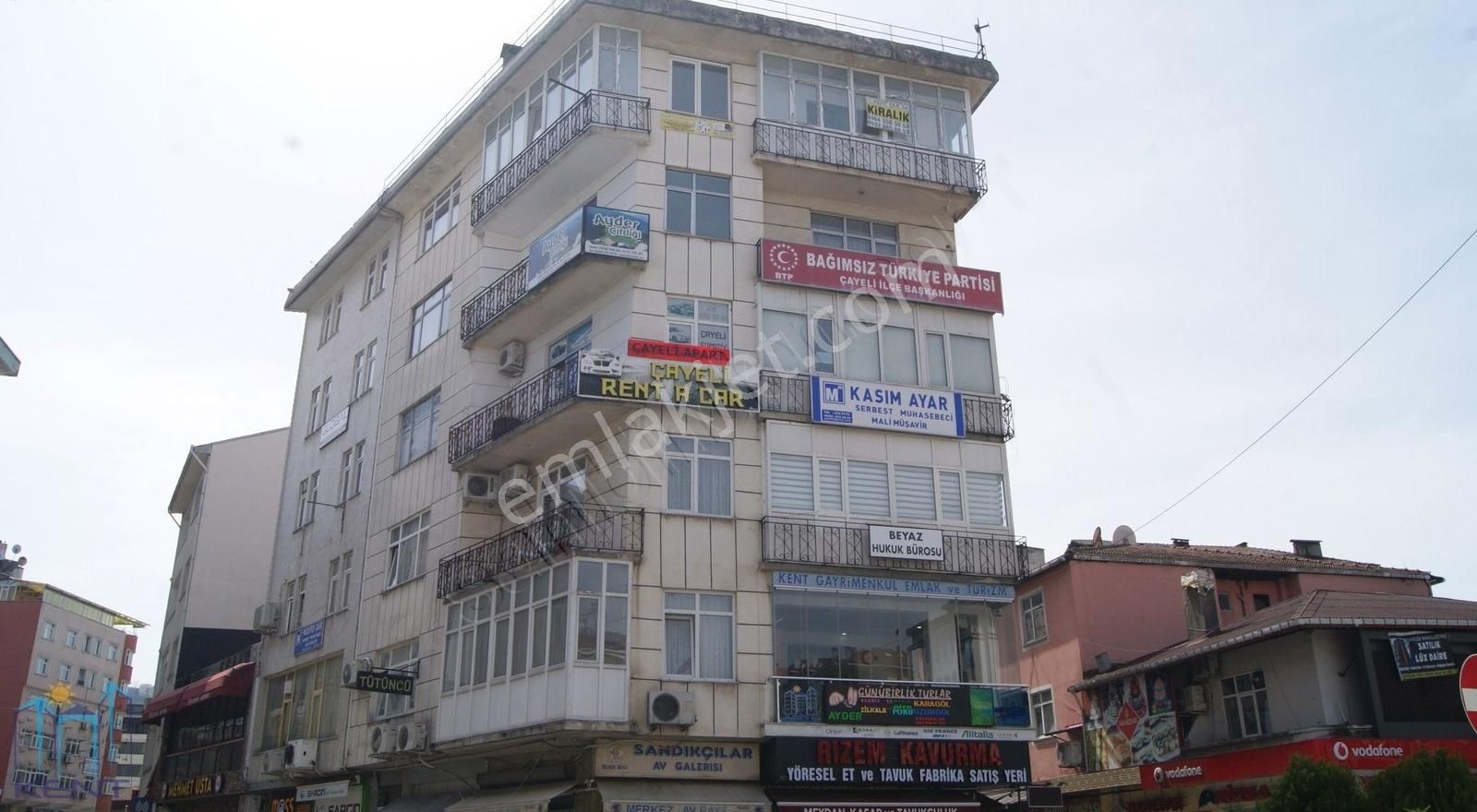 Çayeli Meydanda 40 M2 Ofis Büro İşyeri