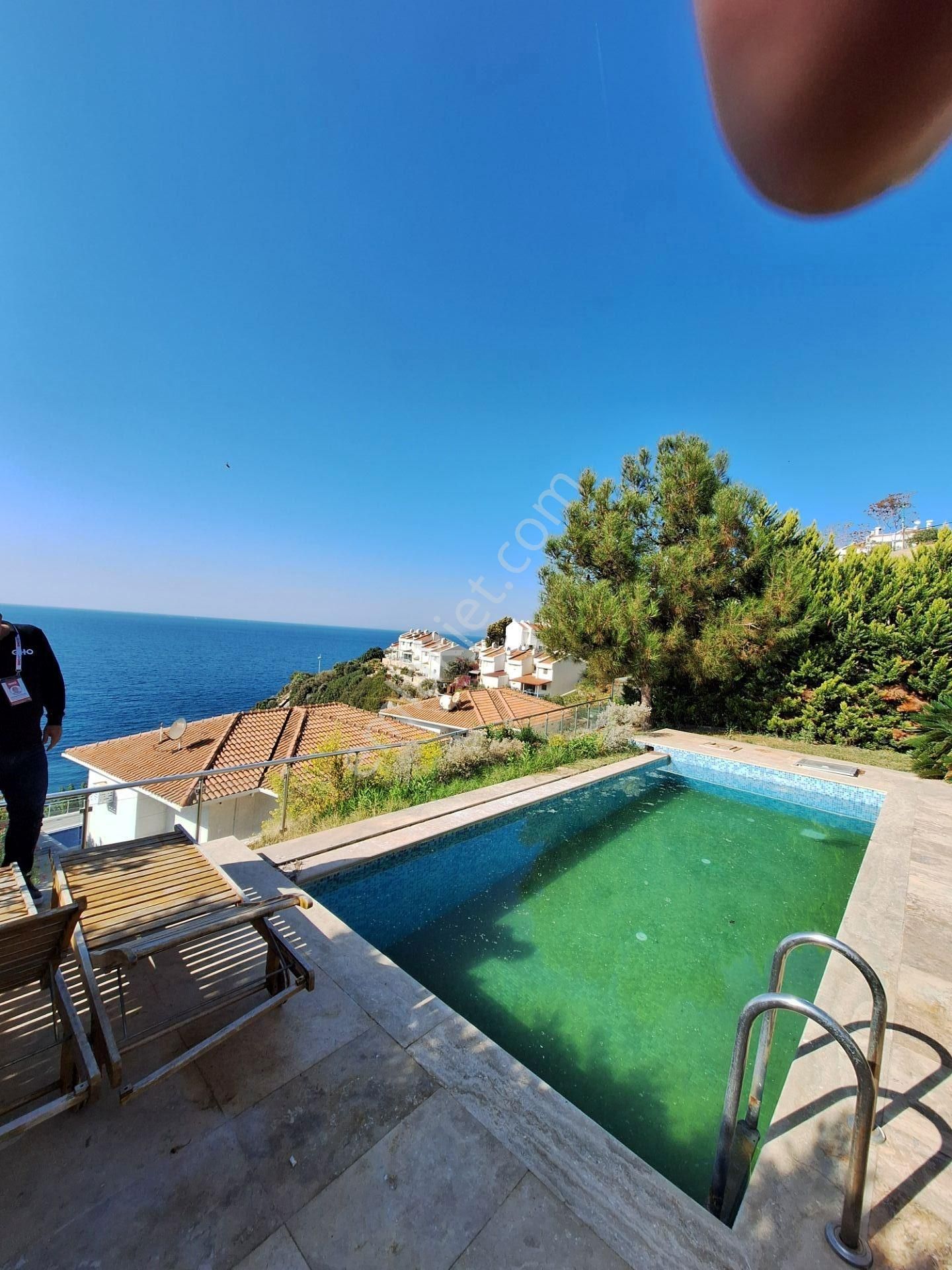 Kuşadasında Özel Koyu Ve Plajı Olan Deniz Manzaralı Satılık Villa